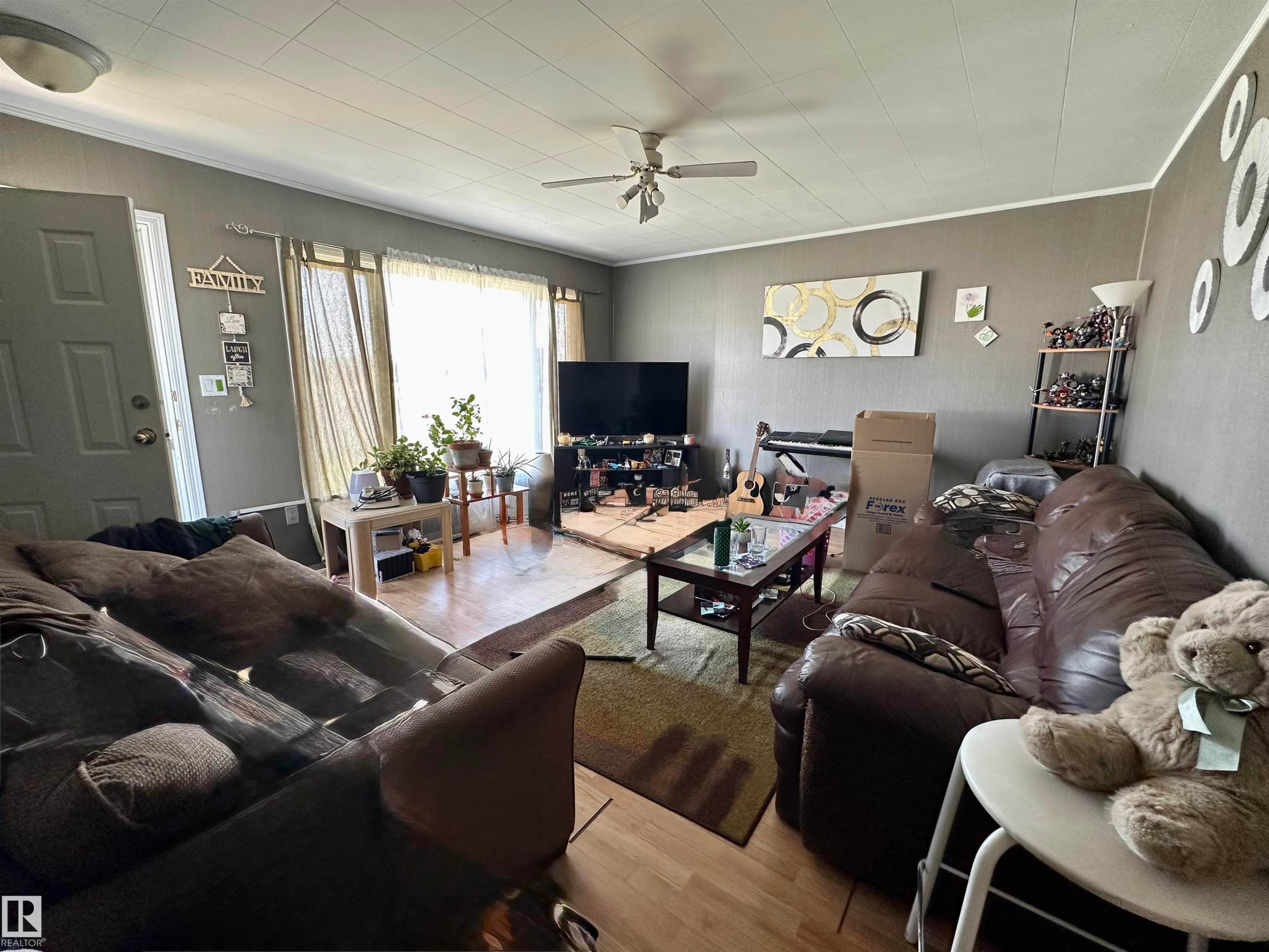 5001 Parkview Crescent, Cold Lake, AB - Indoor Photo Showing Living Room