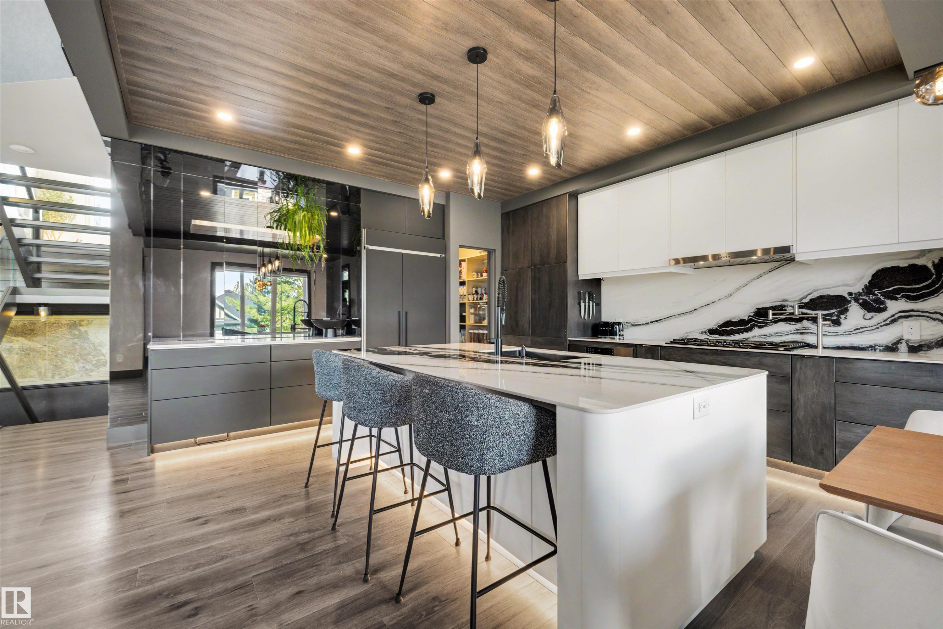 4376 Mcclung Crescent Nw, Edmonton, AB - Indoor Photo Showing Kitchen