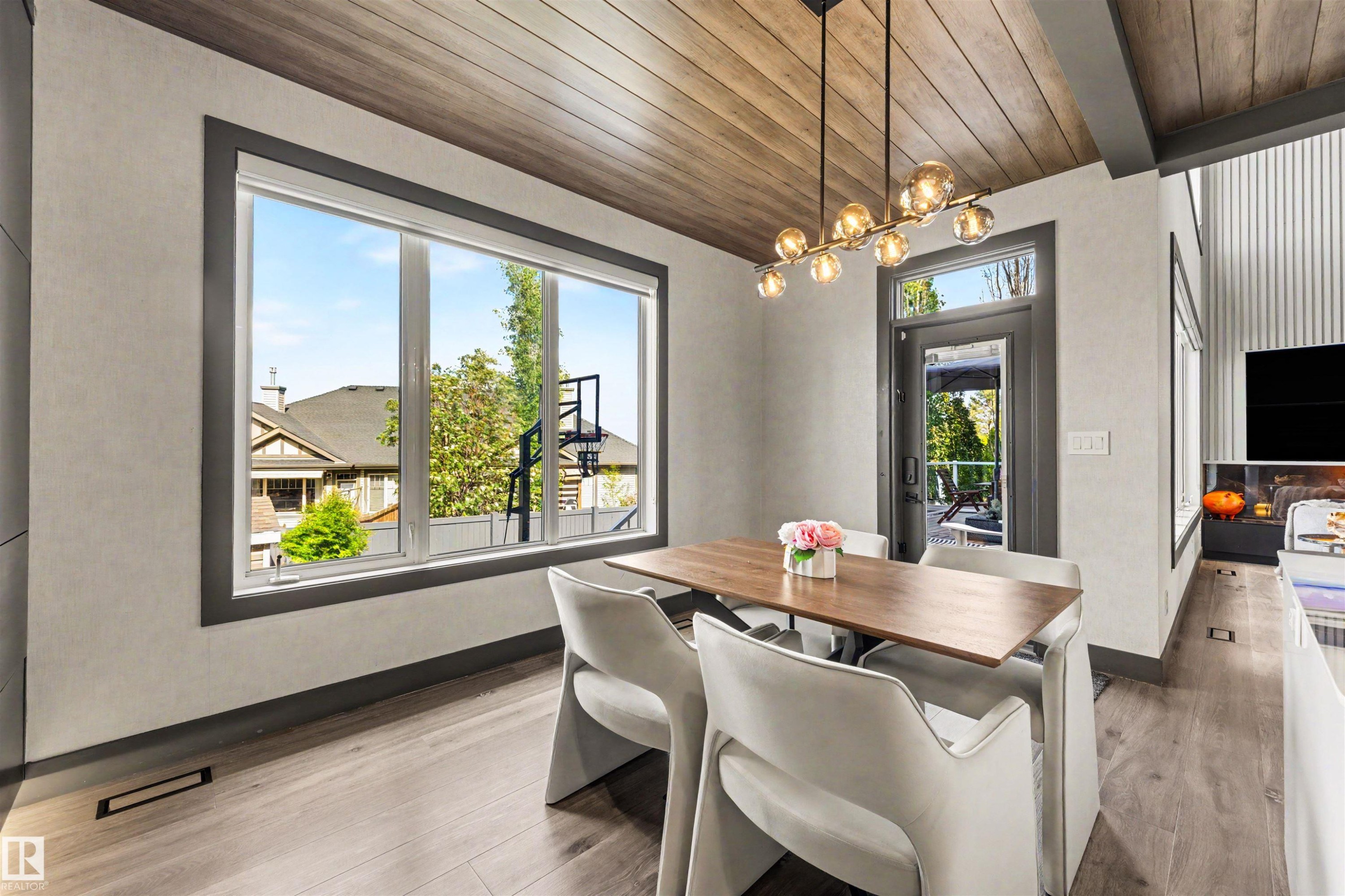 4376 Mcclung Crescent Nw, Edmonton, AB - Indoor Photo Showing Dining Room