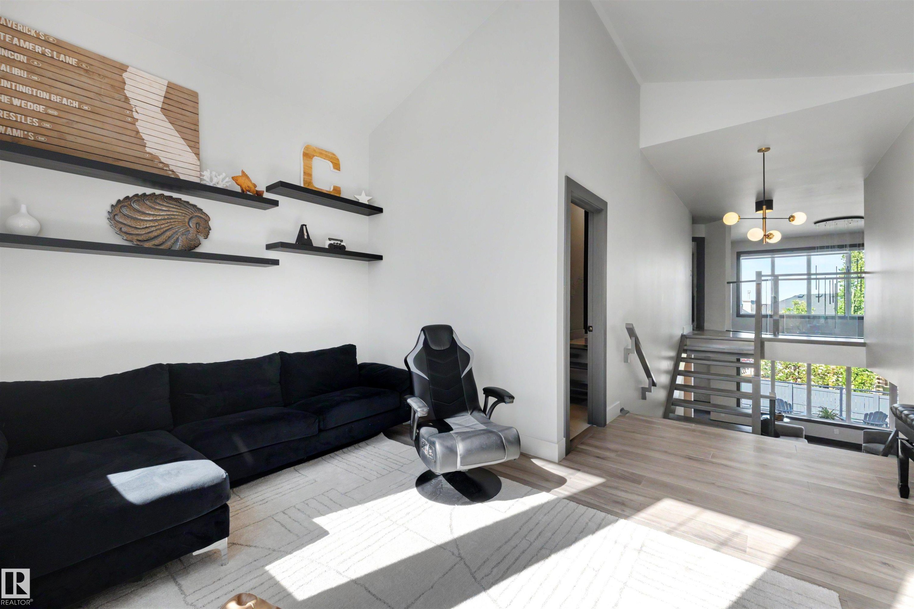 4376 Mcclung Crescent Nw, Edmonton, AB - Indoor Photo Showing Living Room