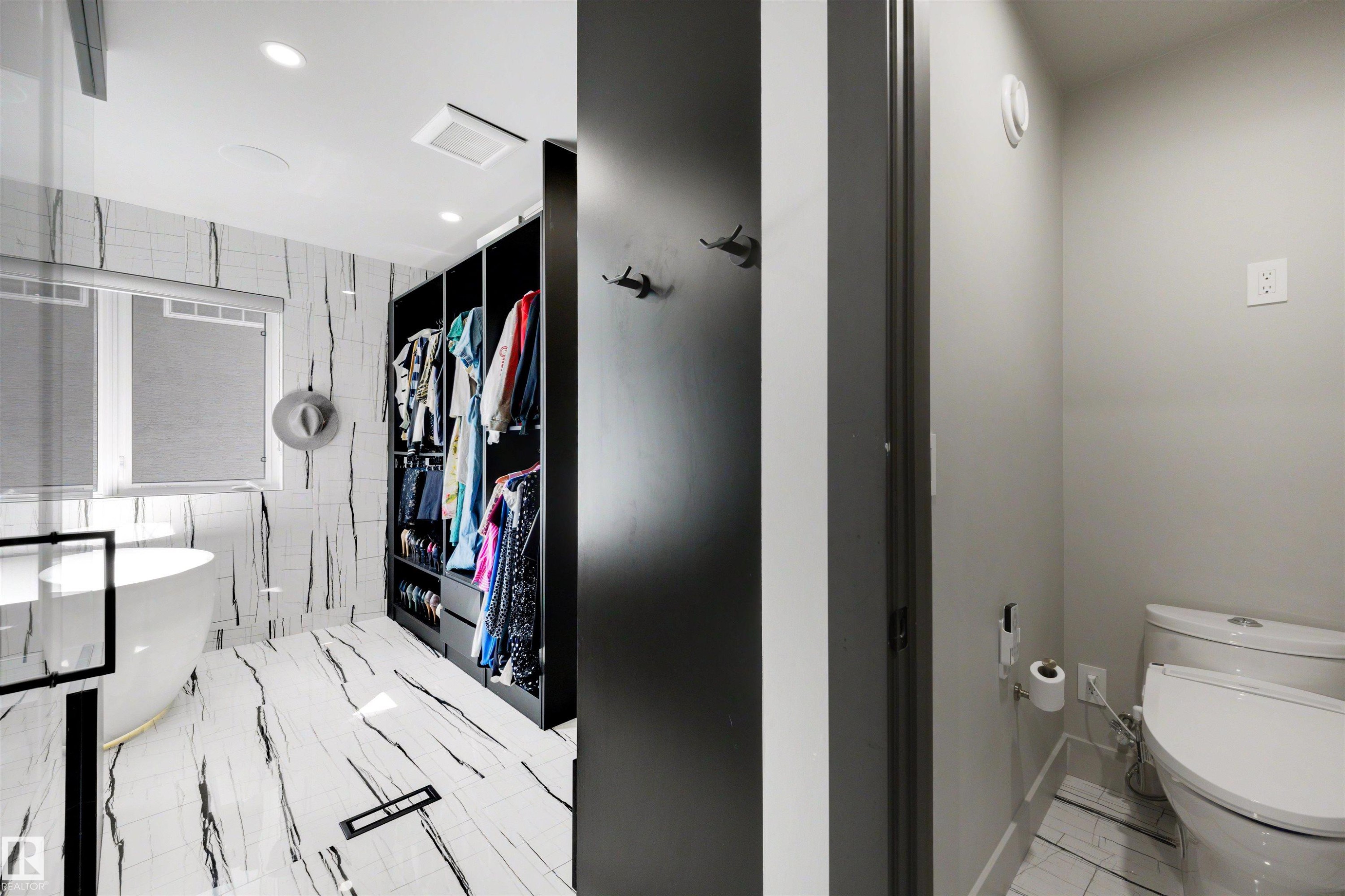 4376 Mcclung Crescent Nw, Edmonton, AB - Indoor Photo Showing Bathroom