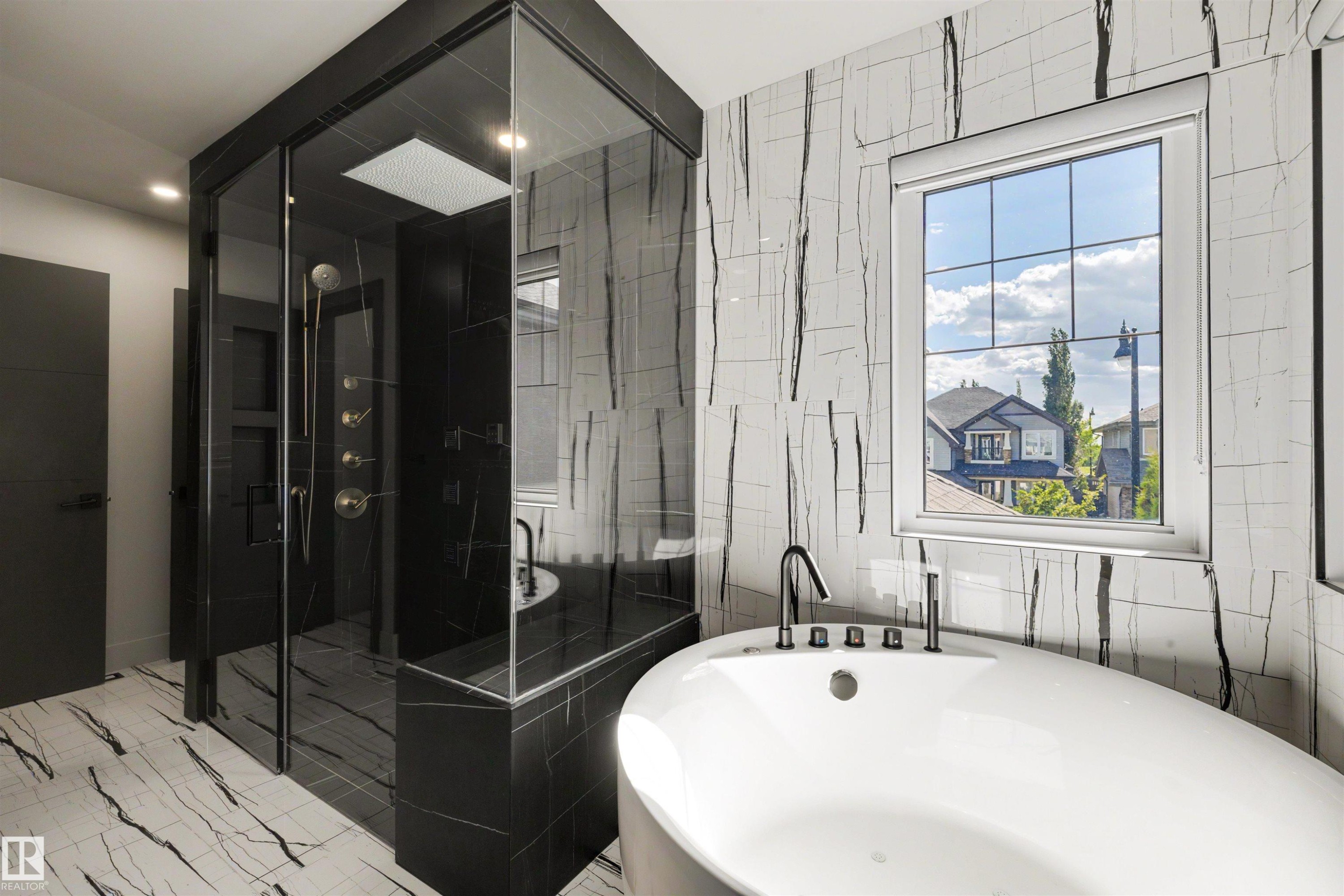 4376 Mcclung Crescent Nw, Edmonton, AB - Indoor Photo Showing Bathroom