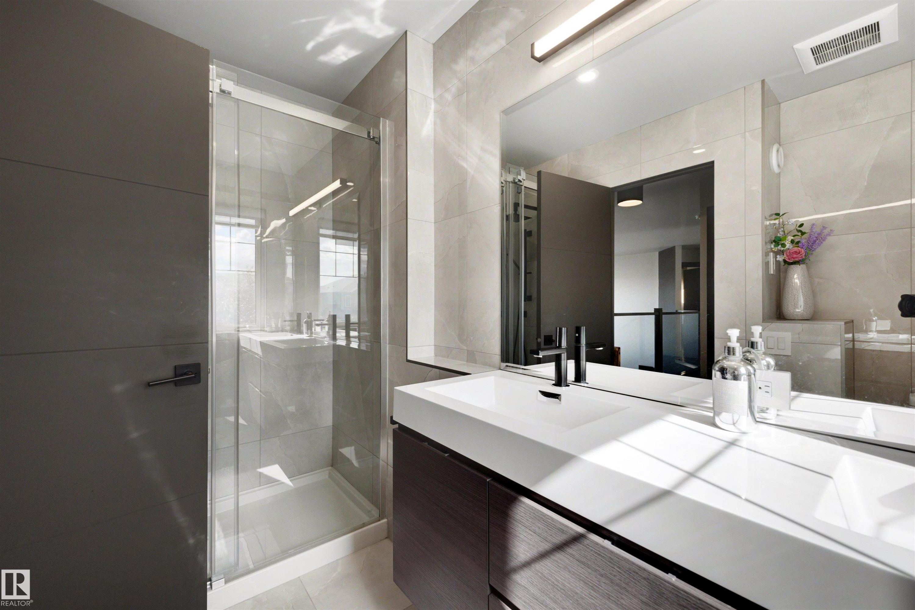 4376 Mcclung Crescent Nw, Edmonton, AB - Indoor Photo Showing Bathroom