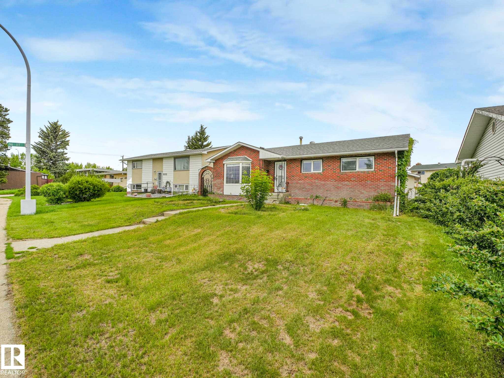 9528 151 Avenue, Edmonton, AB