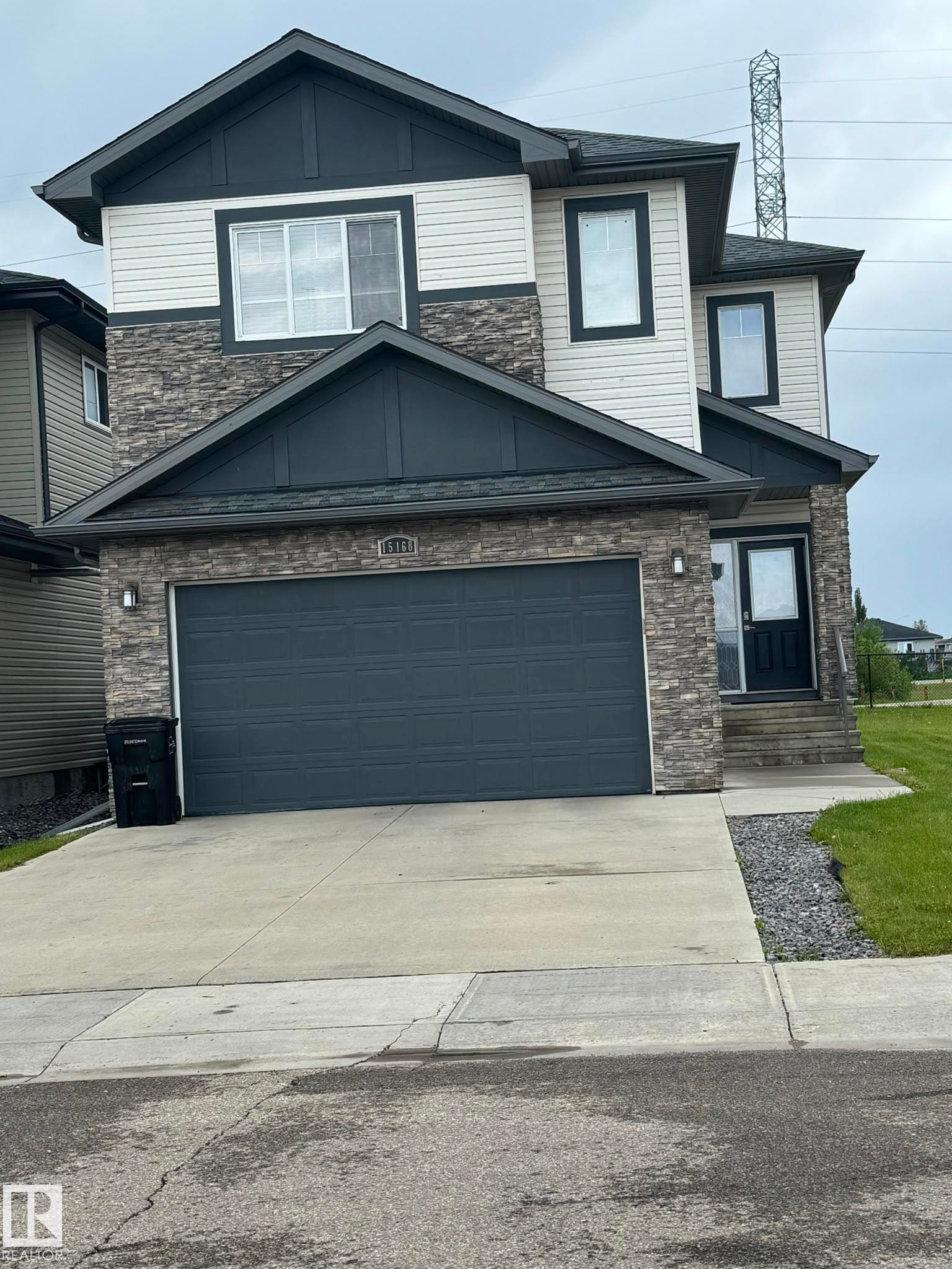 Two-story residence featuring a stone veneer and siding facade - 15168 16 Street Nw, Edmonton, AB