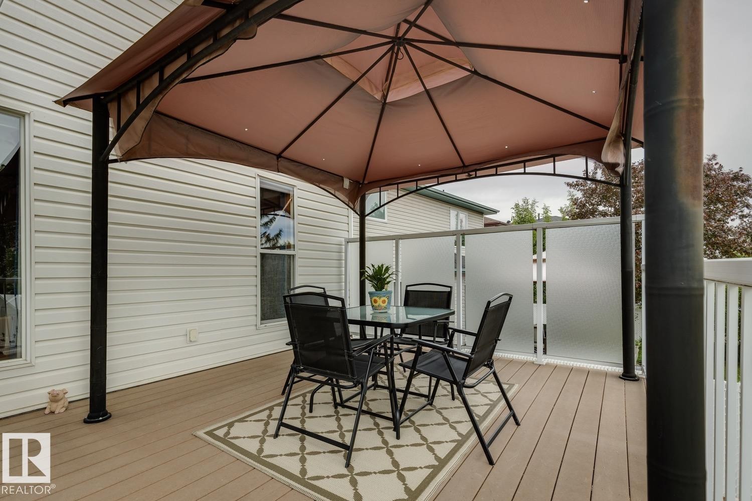 Expansive outdoor deck - 5131 152A Avenue, Edmonton, AB