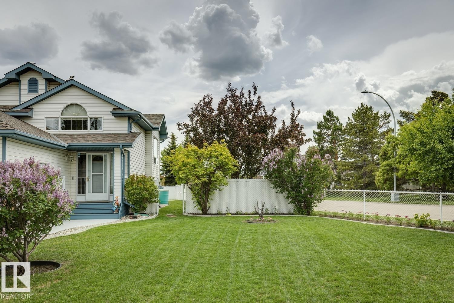 Beautiful yard - 5131 152A Avenue, Edmonton, AB