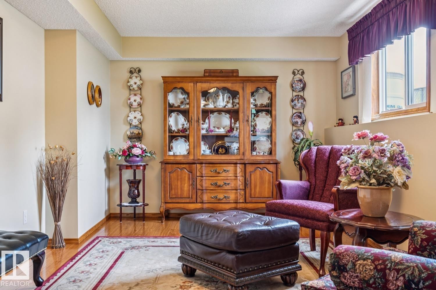 Light-toned walls with a tray ceiling detail and wood-finish flooring - 5131 152A Avenue, Edmonton, AB