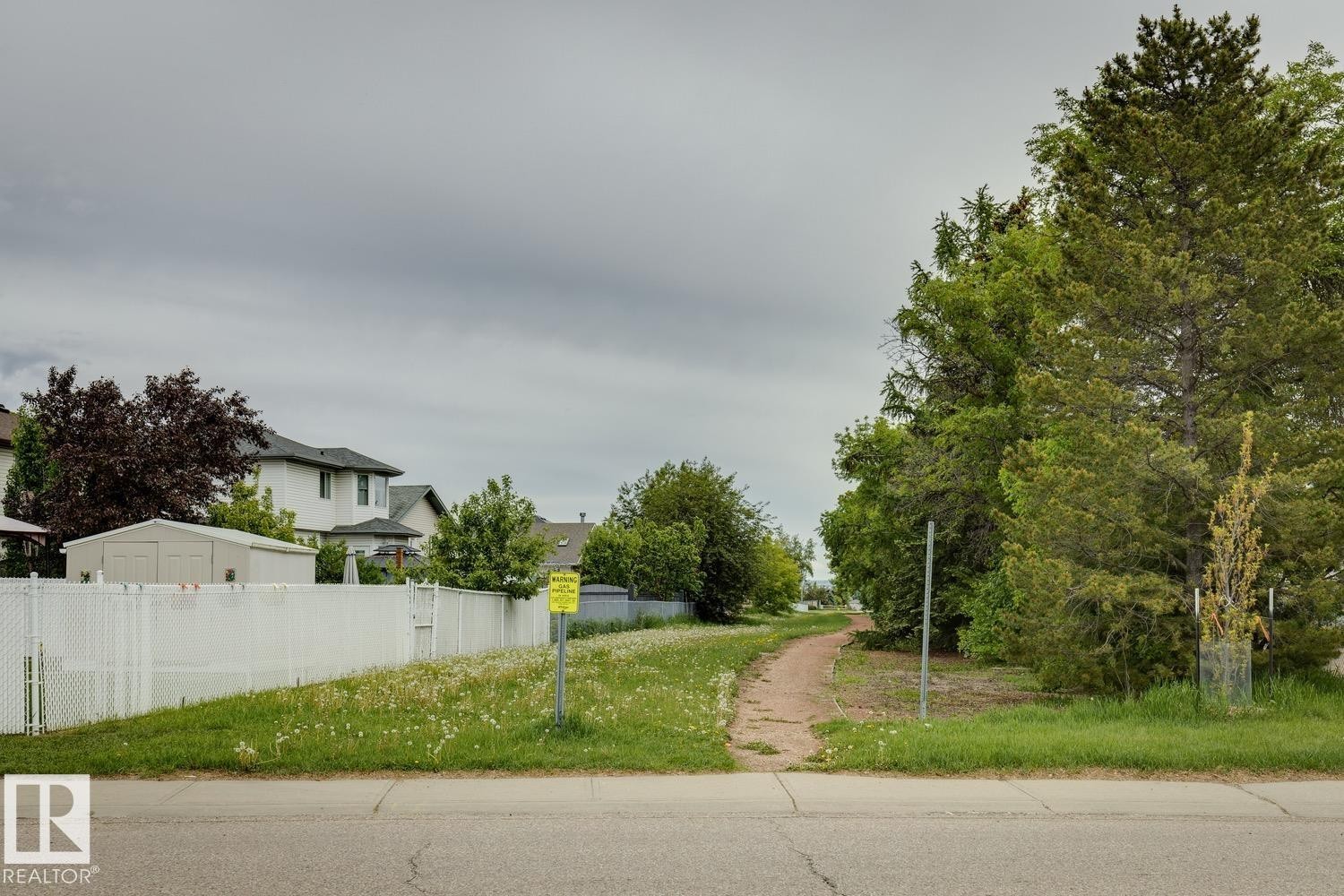 Walking path behind the house - 5131 152A Avenue, Edmonton, AB