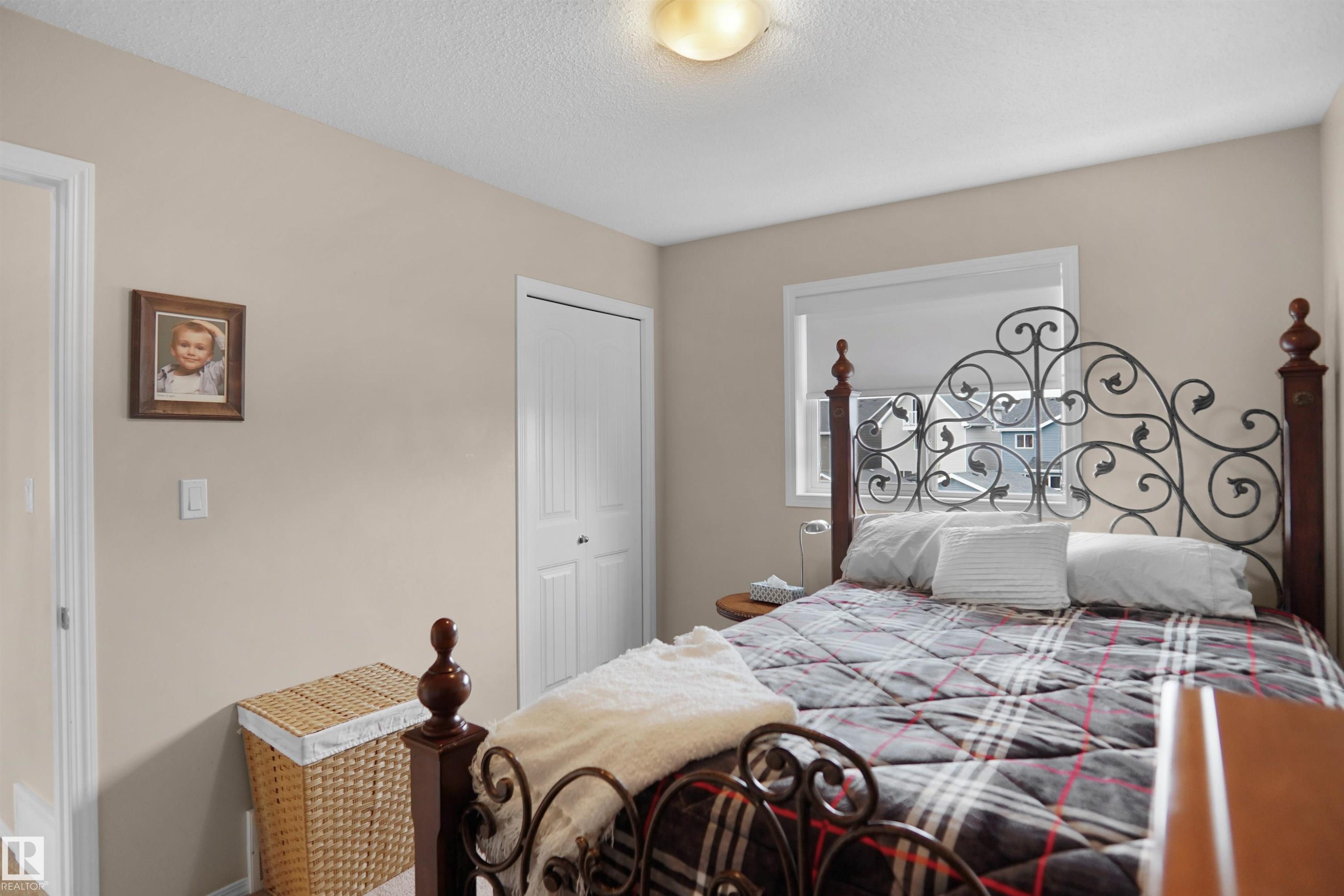 Bedroom featuring neutral wall paint, white trim, and a white ceiling - 292 Simmonds Way, Leduc, AB