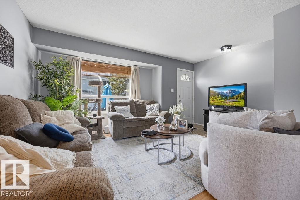 243 Dickinsfield Crest, Edmonton, AB