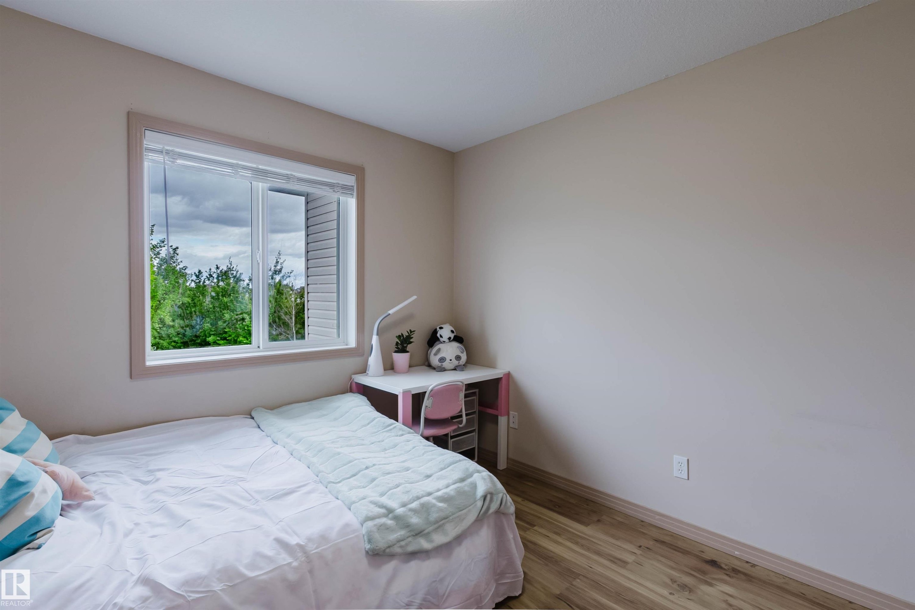 Interior room featuring wood-finish flooring, a neutral wall color, and a window with white trim - 2236 Garnett Crest, Edmonton, AB
