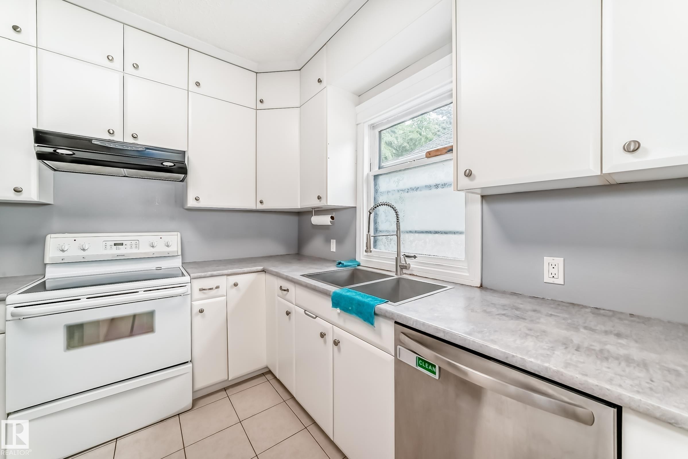 12121 64 Street, Edmonton, AB