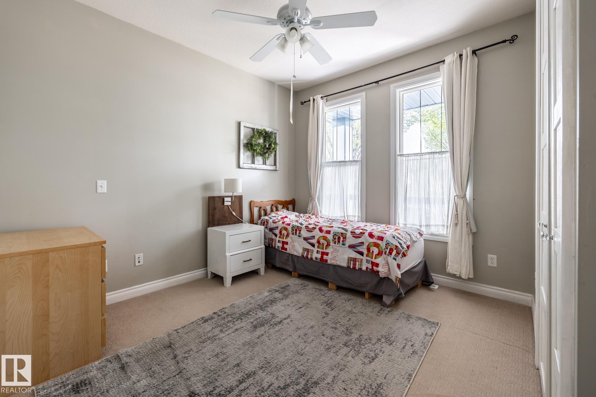 Light gray wall paint complemented by white trim - 2036 Towne Centre Boulevard, Edmonton, AB - Indoor Photo Showing Bedroom