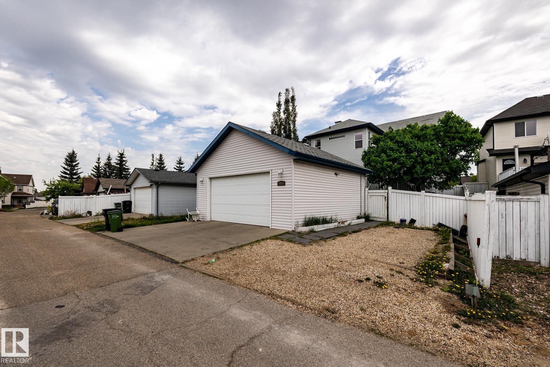Detached garage with white siding and a blue-trimmed roof - 2036 Towne Centre Boulevard, Edmonton, AB - Outdoor