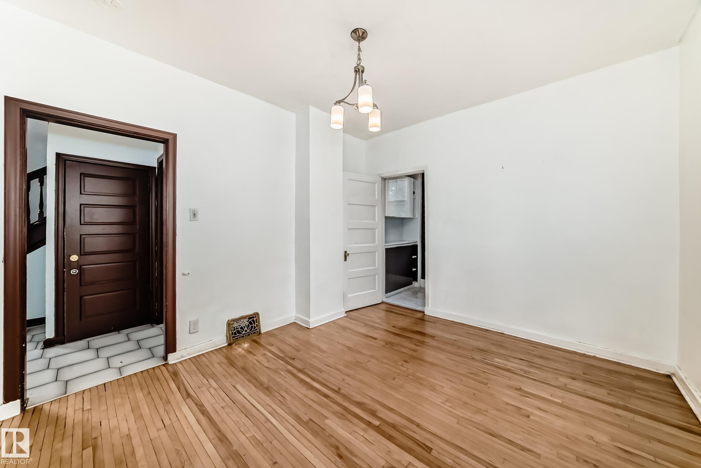 10748 123 Street Nw, Edmonton, AB - Indoor Photo Showing Other Room
