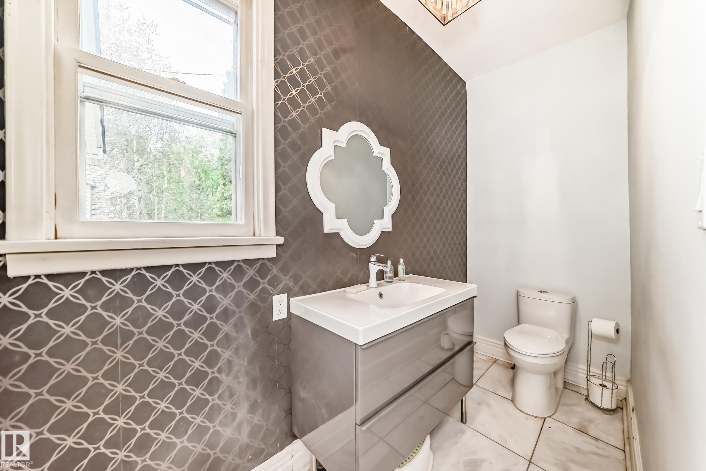 10748 123 Street Nw, Edmonton, AB - Indoor Photo Showing Bathroom