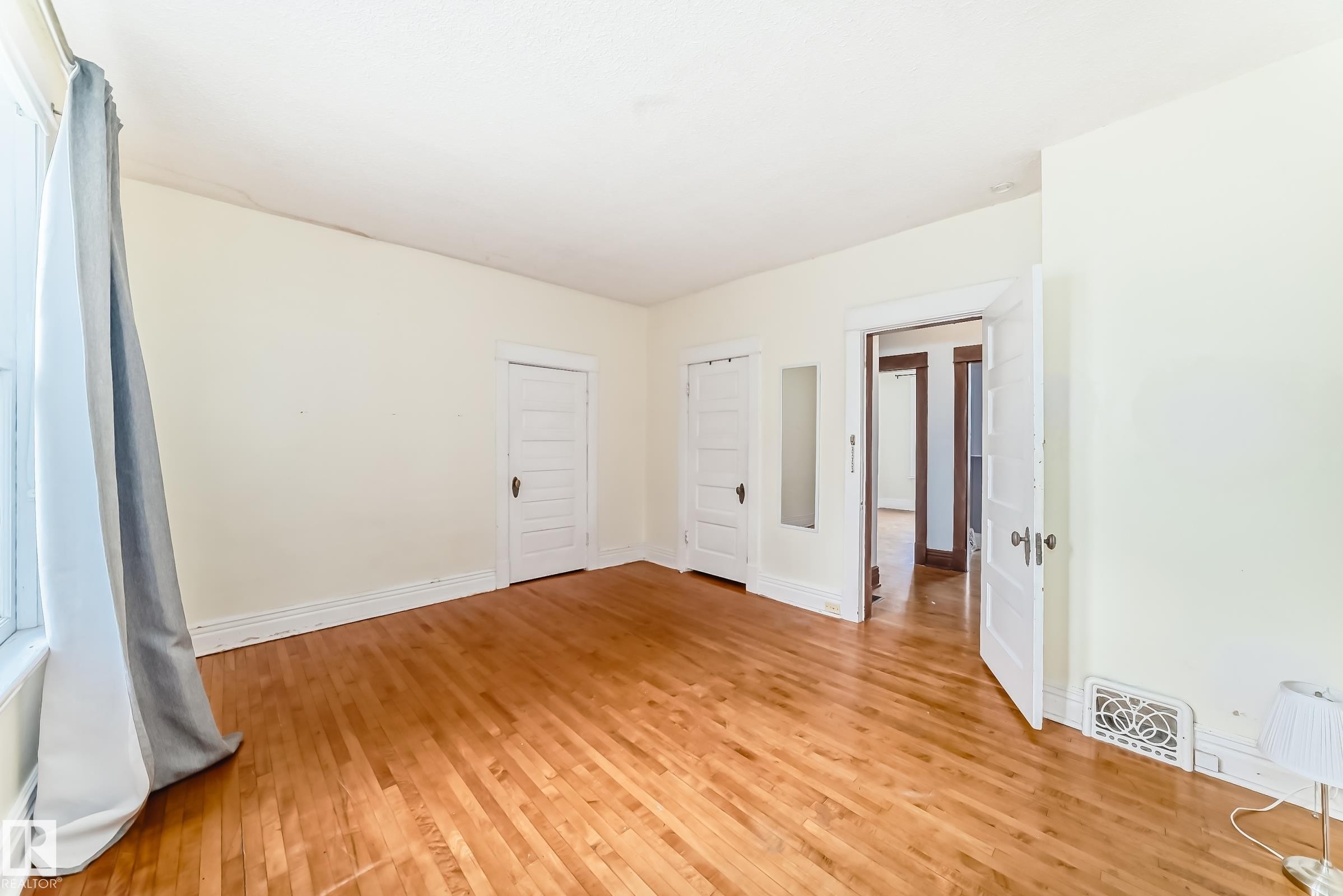 10748 123 Street Nw, Edmonton, AB - Indoor Photo Showing Other Room