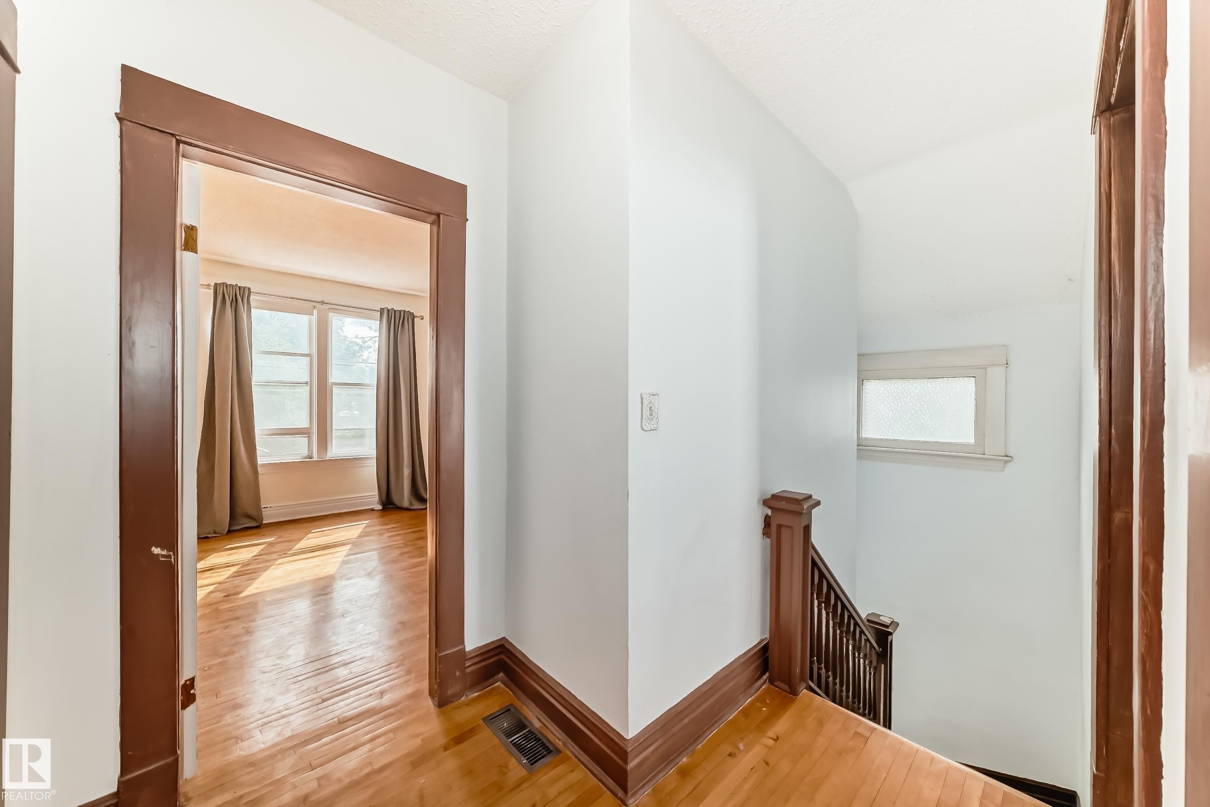 10748 123 Street Nw, Edmonton, AB - Indoor Photo Showing Other Room