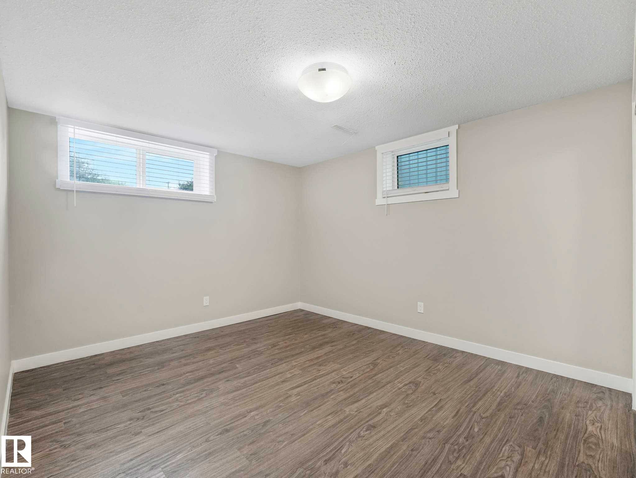 Neutral tone walls with white trim - 12241 54 Street Nw, Edmonton, AB - Indoor Photo Showing Other Room