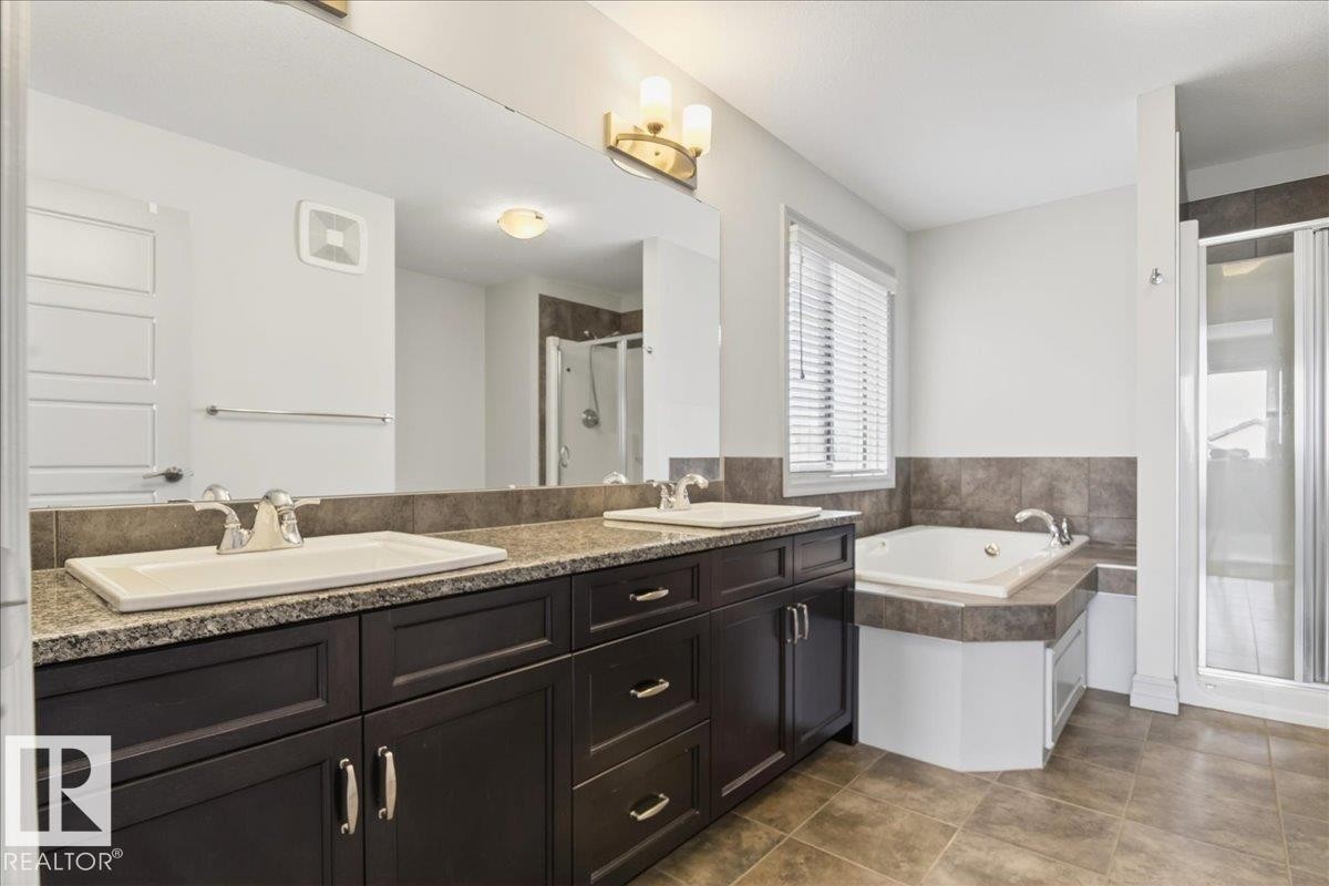 5912 19 Avenue Sw, Edmonton, AB - Indoor Photo Showing Bathroom