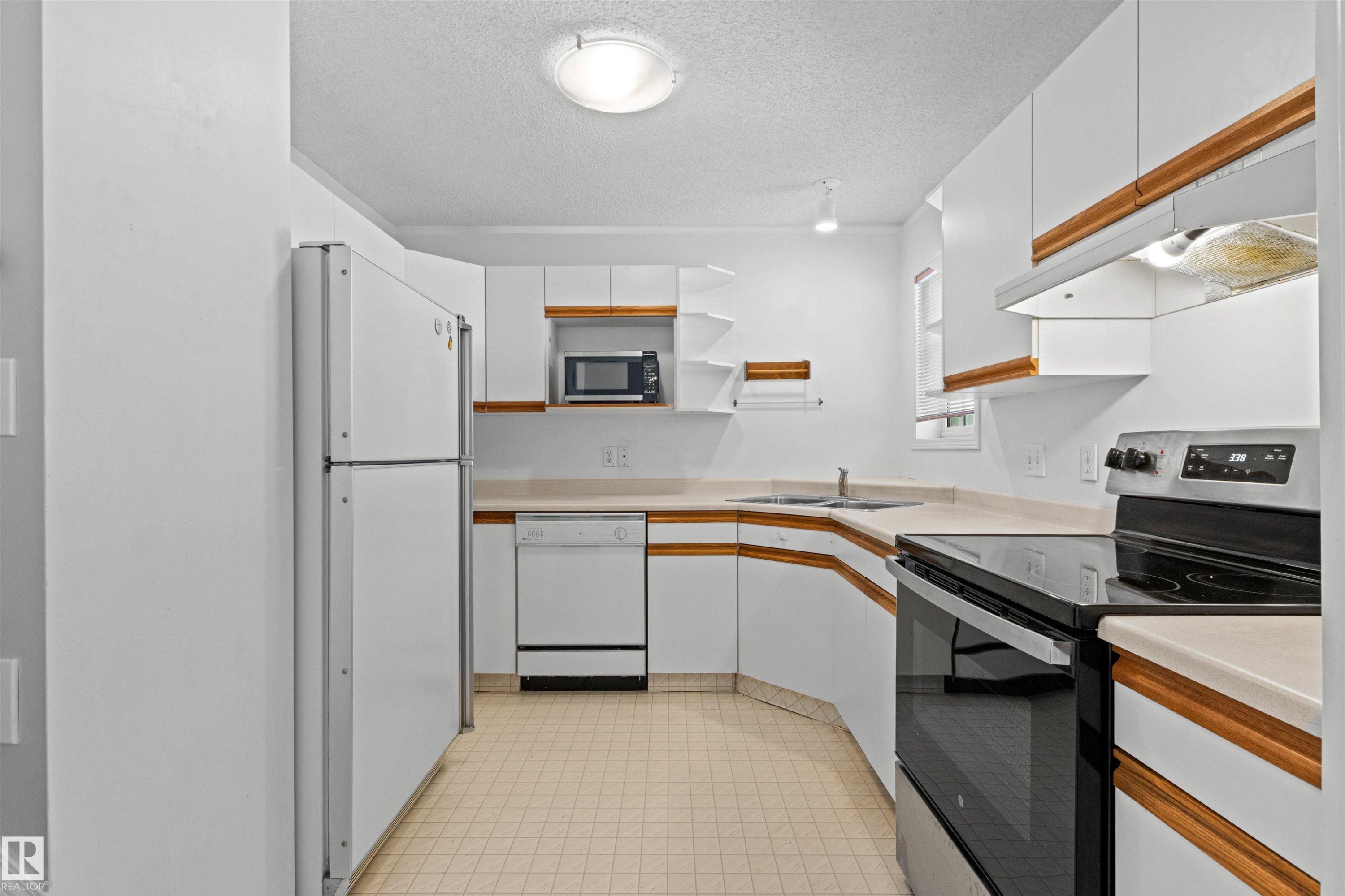 #12 3311 58 St Nw, Edmonton, AB - Indoor Photo Showing Kitchen