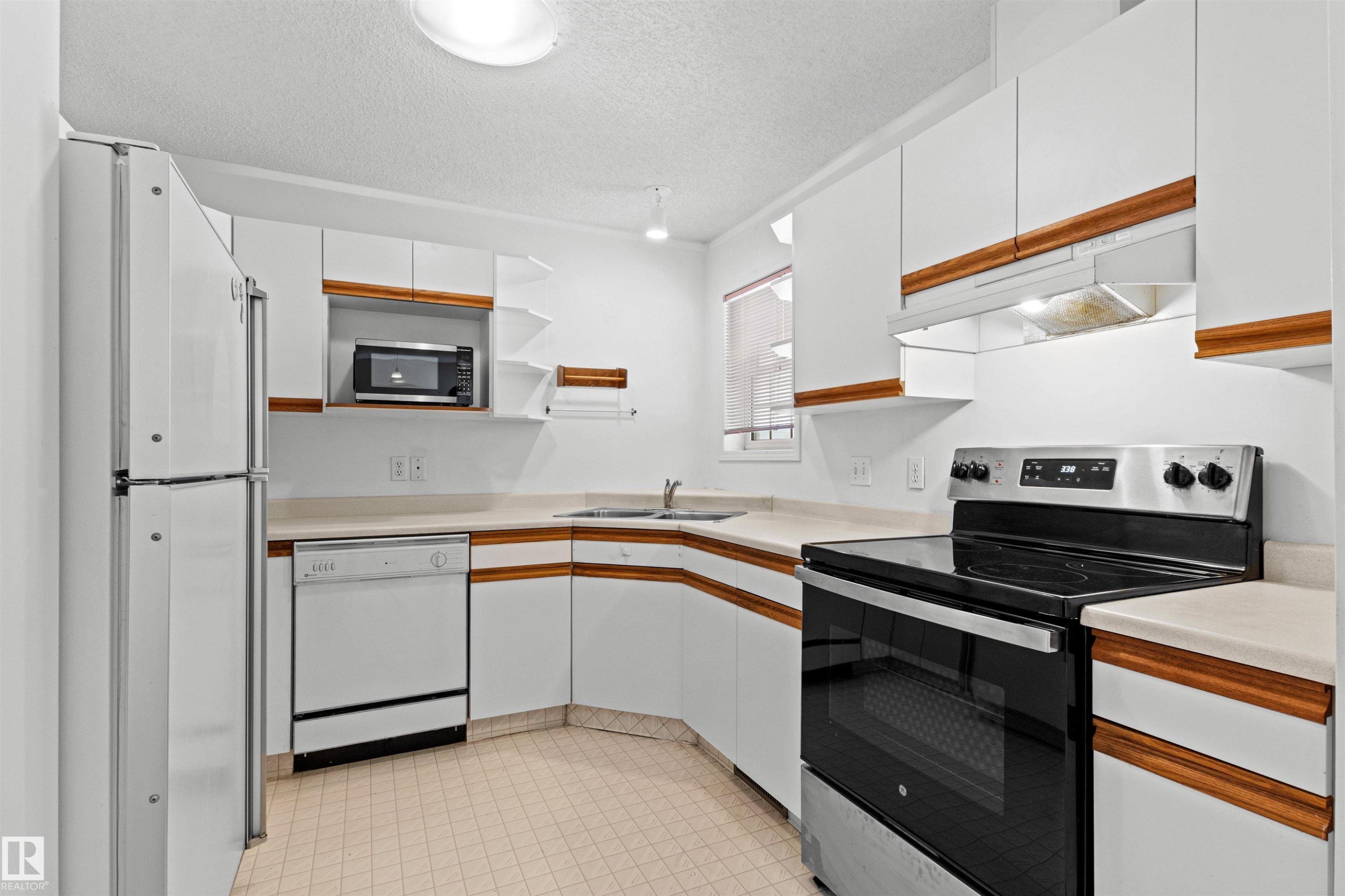 #12 3311 58 St Nw, Edmonton, AB - Indoor Photo Showing Kitchen With Double Sink
