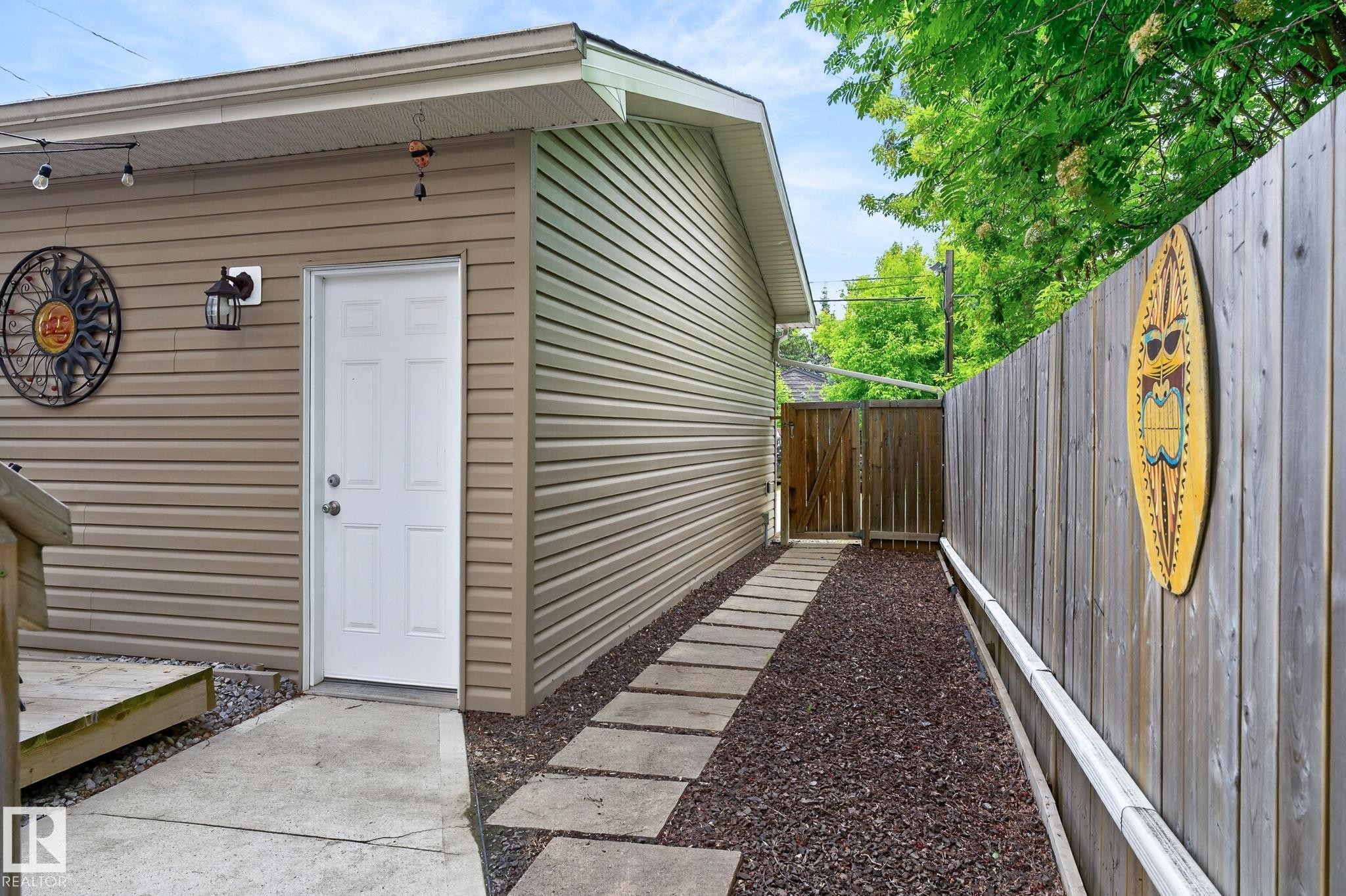 Detached auxiliary building with tan horizontal siding - 8506 80 Avenue, Edmonton, AB