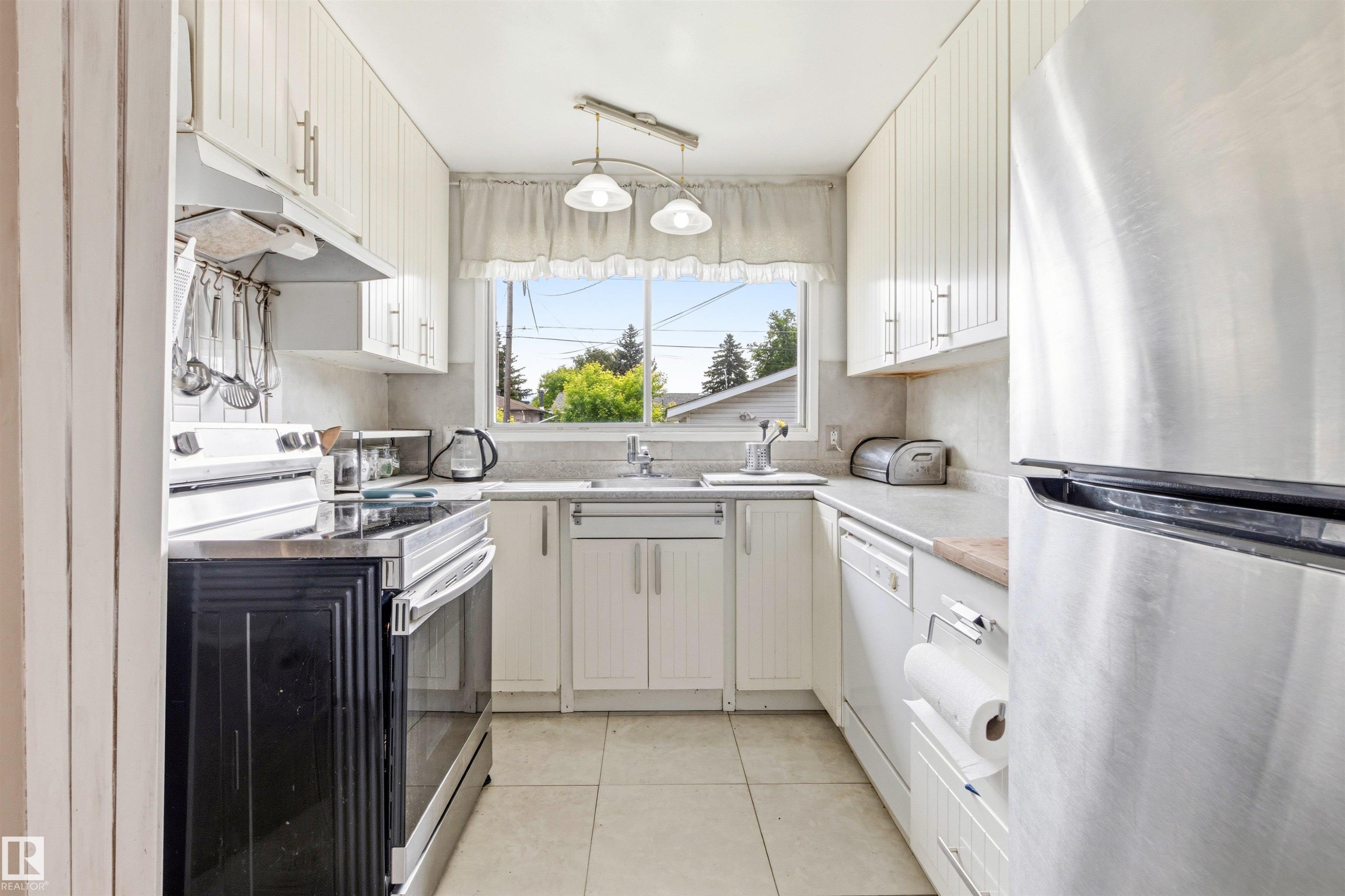 8719 164A Street, Edmonton, AB