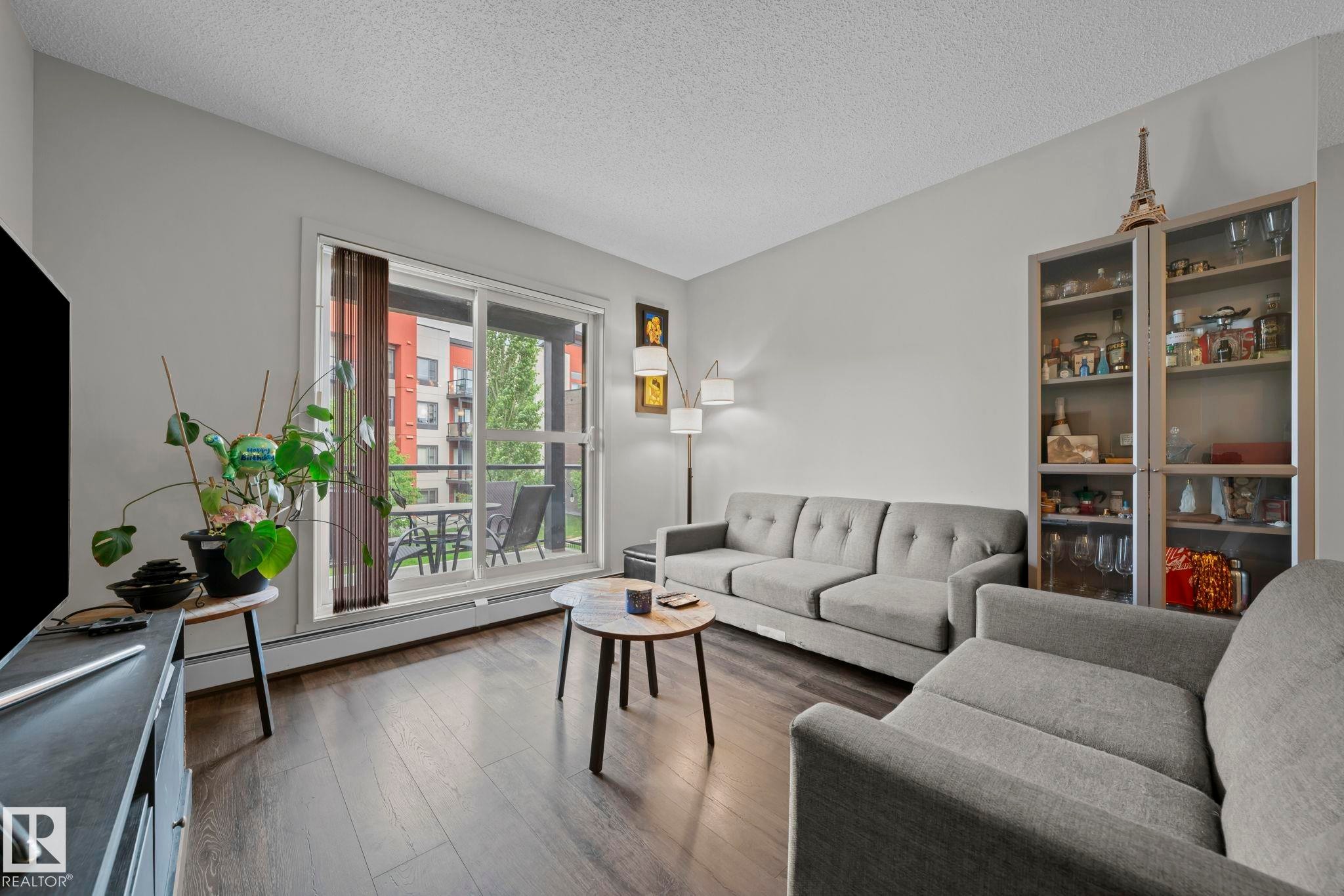 #207 320 Ambleside Li Sw, Edmonton, AB - Indoor Photo Showing Living Room