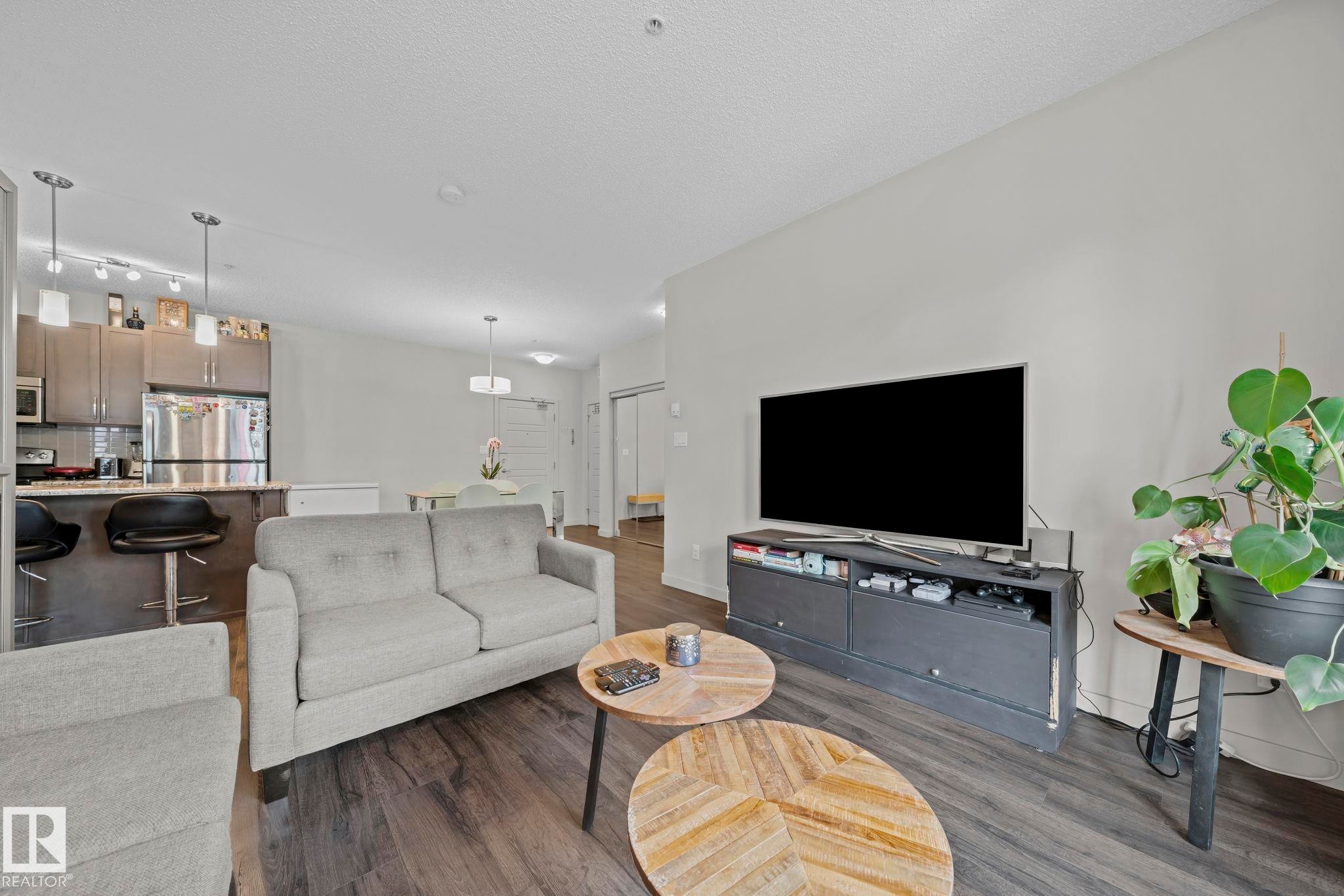 #207 320 Ambleside Li Sw, Edmonton, AB - Indoor Photo Showing Living Room