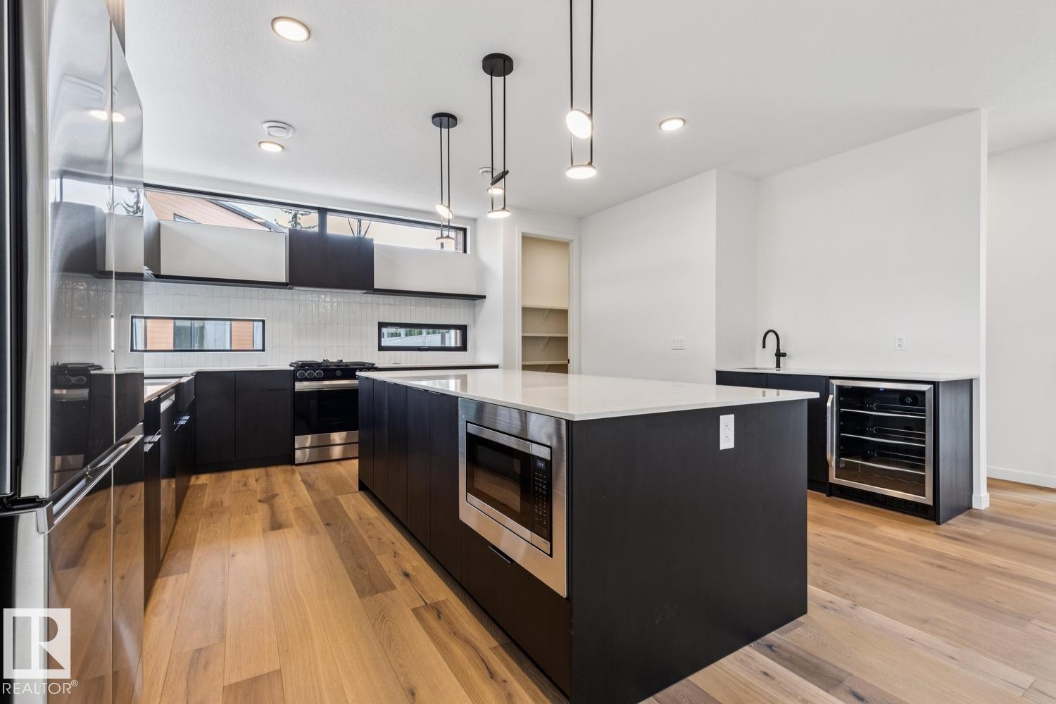 #6 10331 Wadhurst Rd Nw, Edmonton, AB - Indoor Photo Showing Kitchen With Upgraded Kitchen