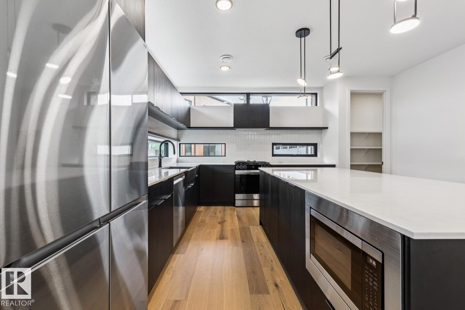 #6 10331 Wadhurst Rd Nw, Edmonton, AB - Indoor Photo Showing Kitchen With Upgraded Kitchen