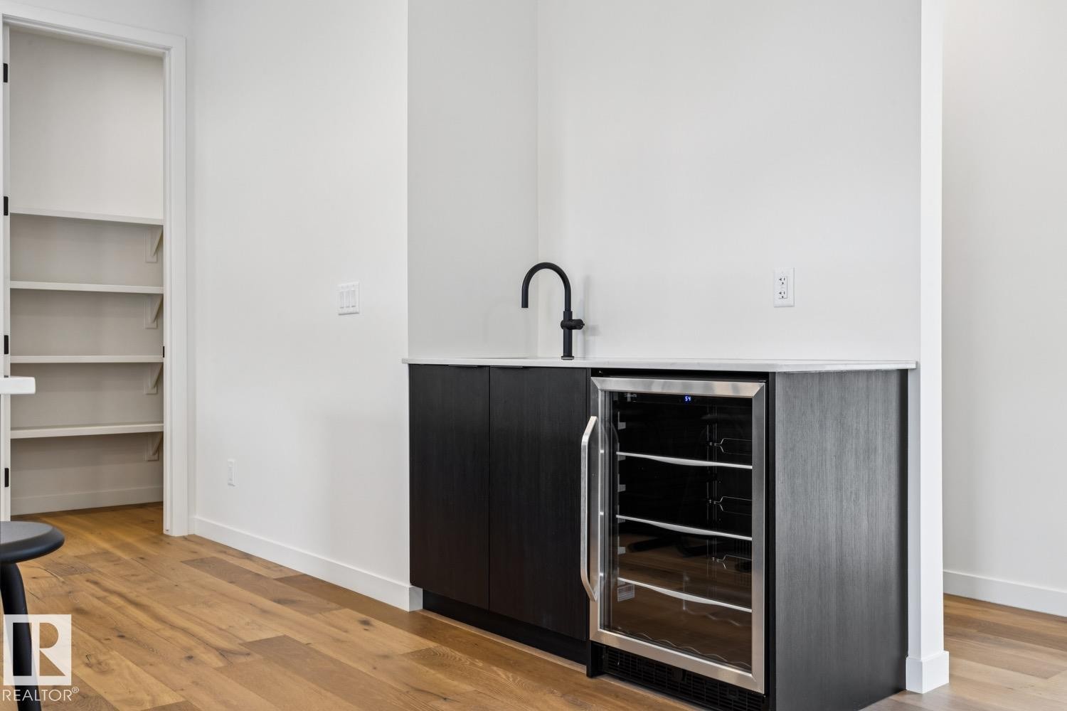 #6 10331 Wadhurst Rd Nw, Edmonton, AB - Indoor