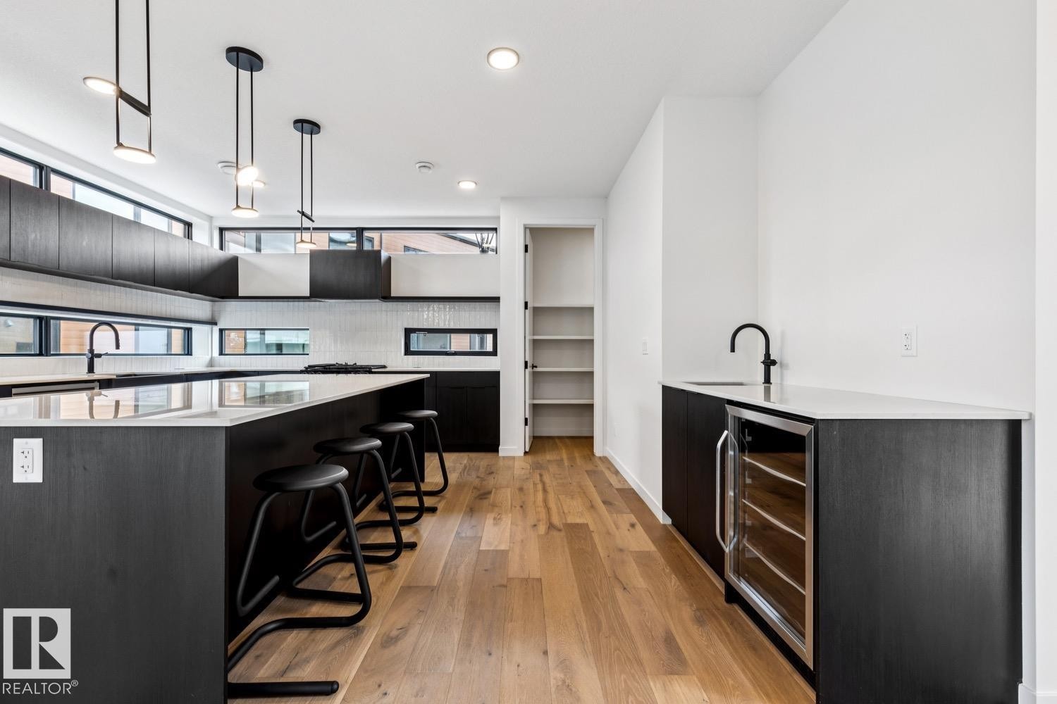 #6 10331 Wadhurst Rd Nw, Edmonton, AB - Indoor Photo Showing Kitchen
