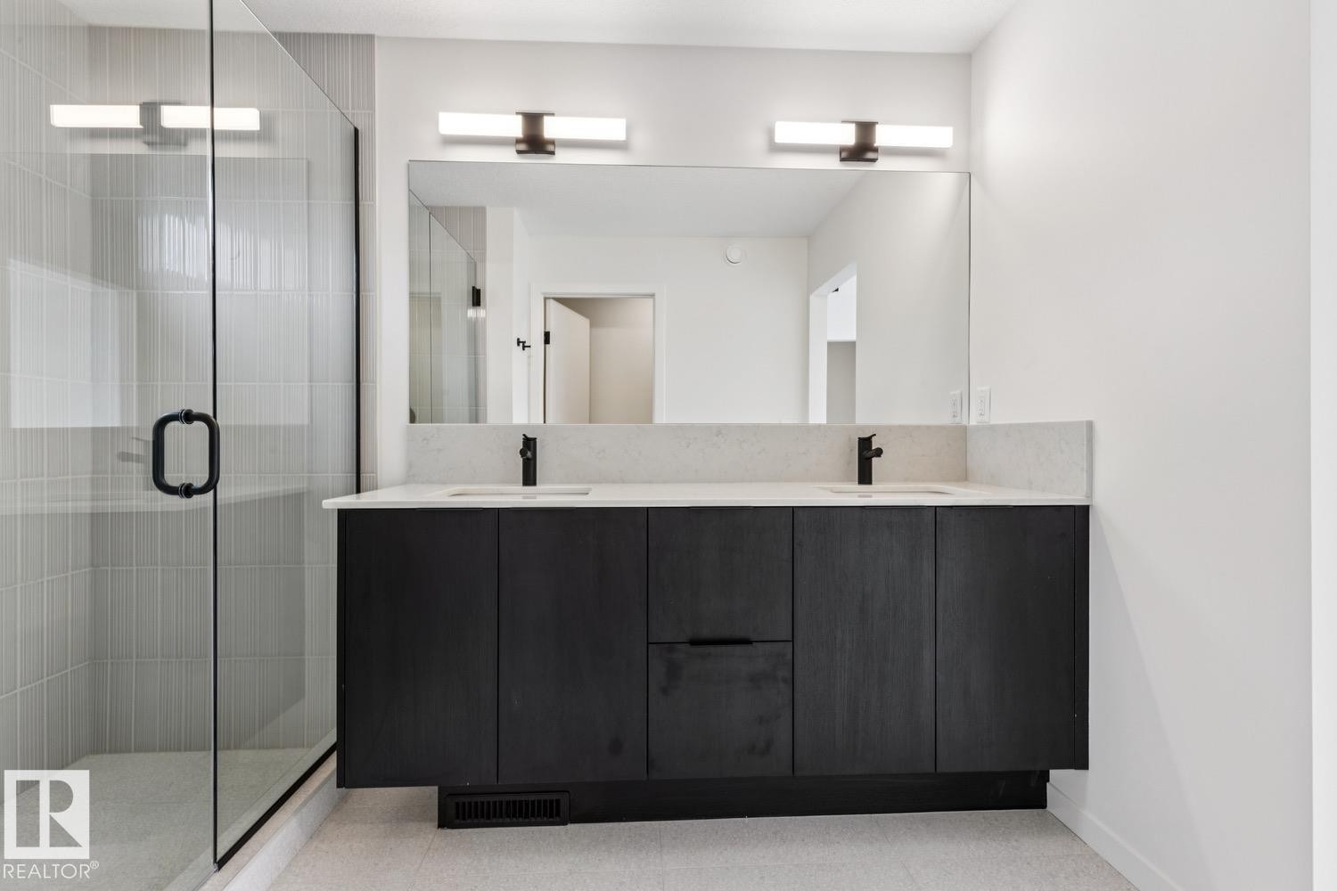 #6 10331 Wadhurst Rd Nw, Edmonton, AB - Indoor Photo Showing Bathroom