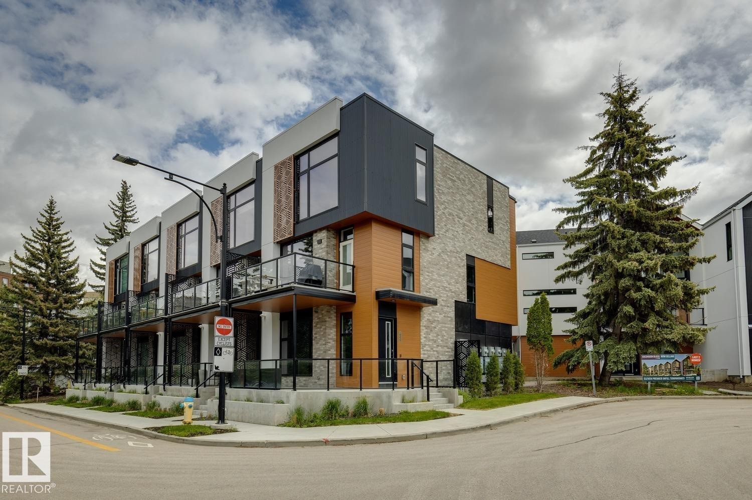#6 10331 Wadhurst Rd Nw, Edmonton, AB - Outdoor With Facade