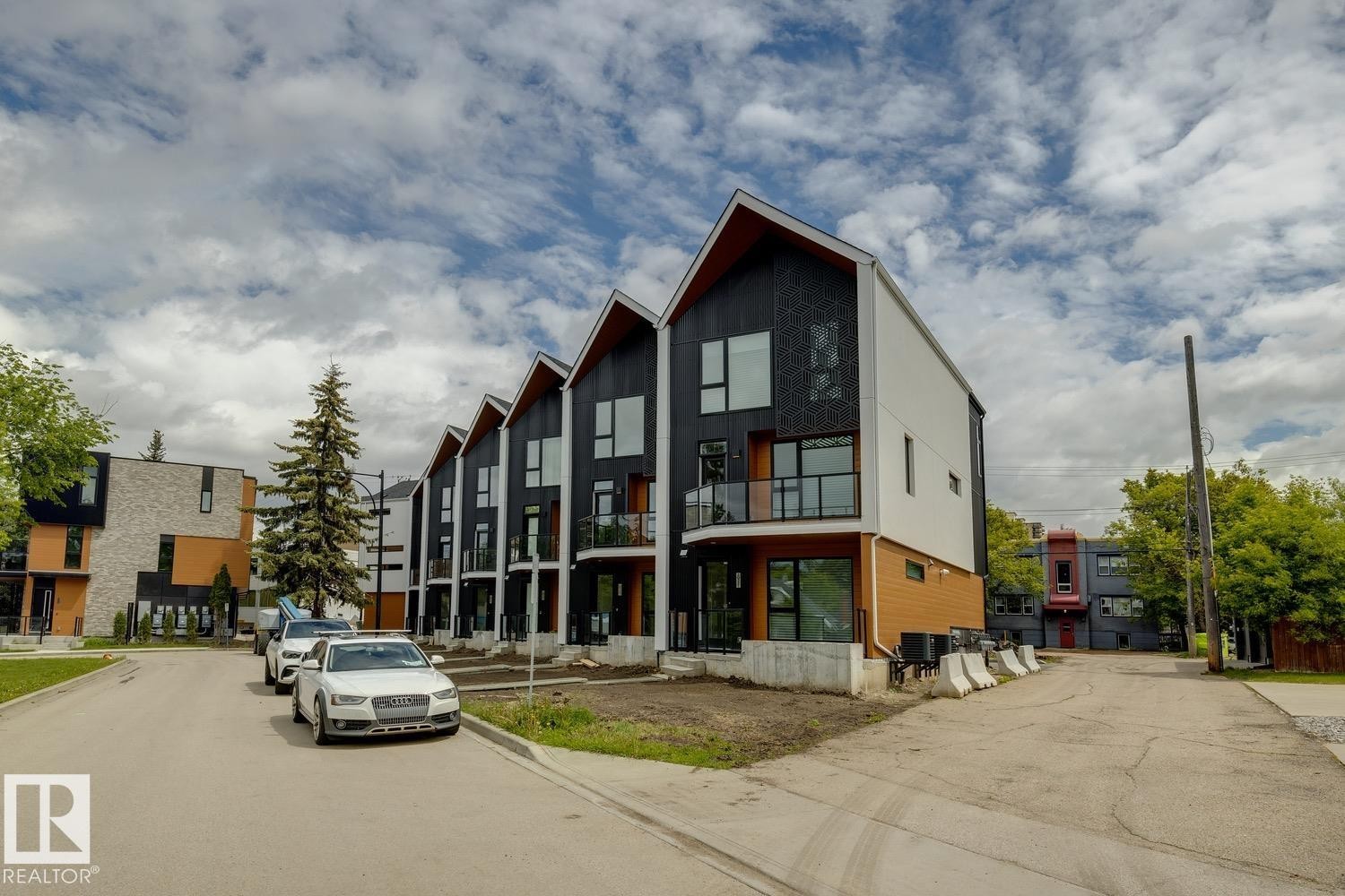 #6 10331 Wadhurst Rd Nw, Edmonton, AB - Outdoor With Facade