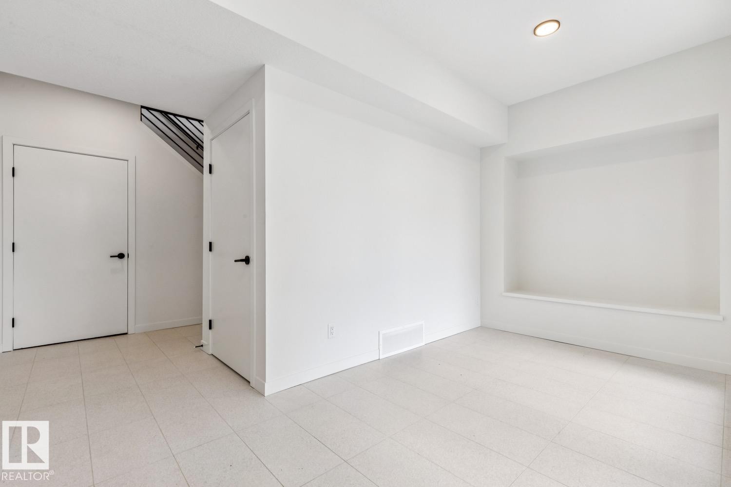 #6 10331 Wadhurst Rd Nw, Edmonton, AB - Indoor Photo Showing Other Room