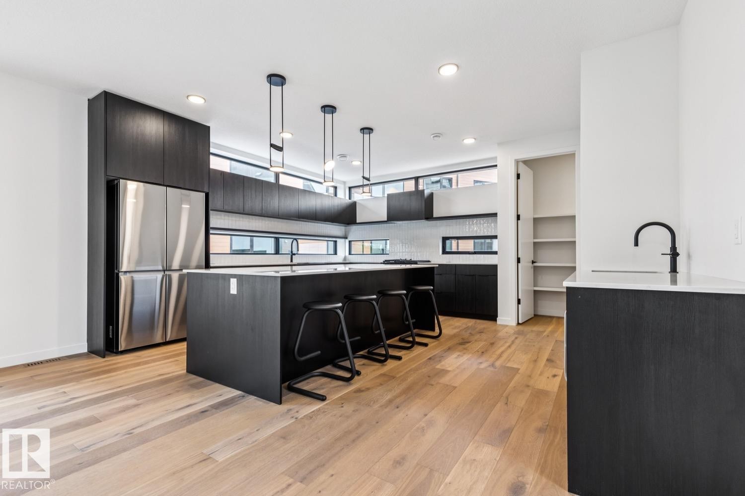 #6 10331 Wadhurst Rd Nw, Edmonton, AB - Indoor Photo Showing Kitchen With Upgraded Kitchen