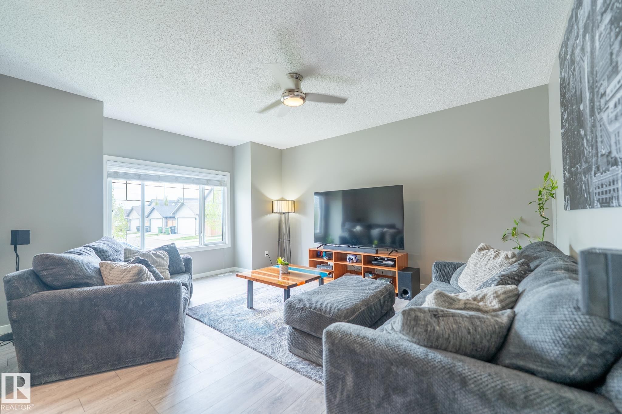 1124 161 Street, Edmonton, AB - Indoor Photo Showing Living Room
