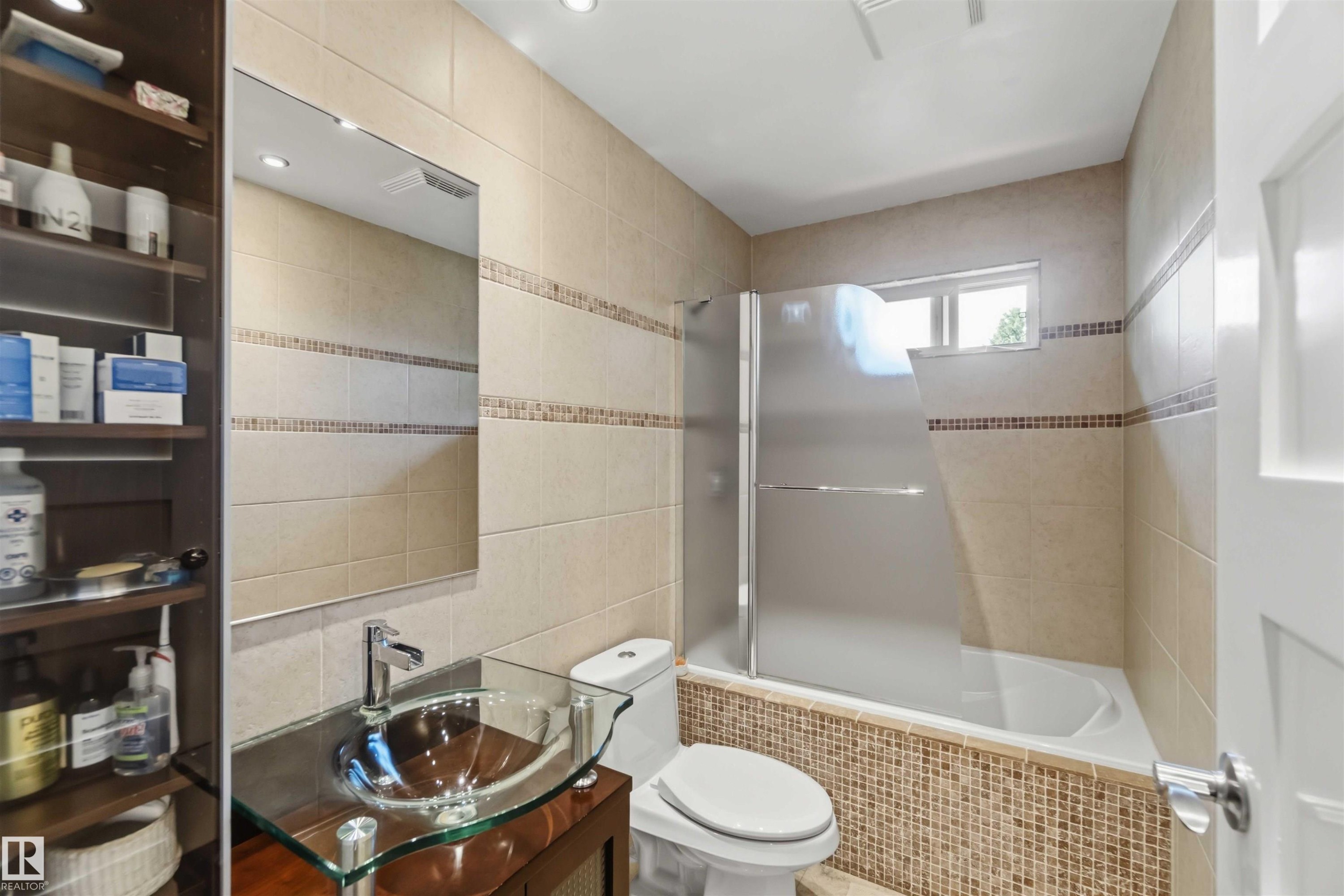 1832 104A Street Nw, Edmonton, AB - Indoor Photo Showing Bathroom