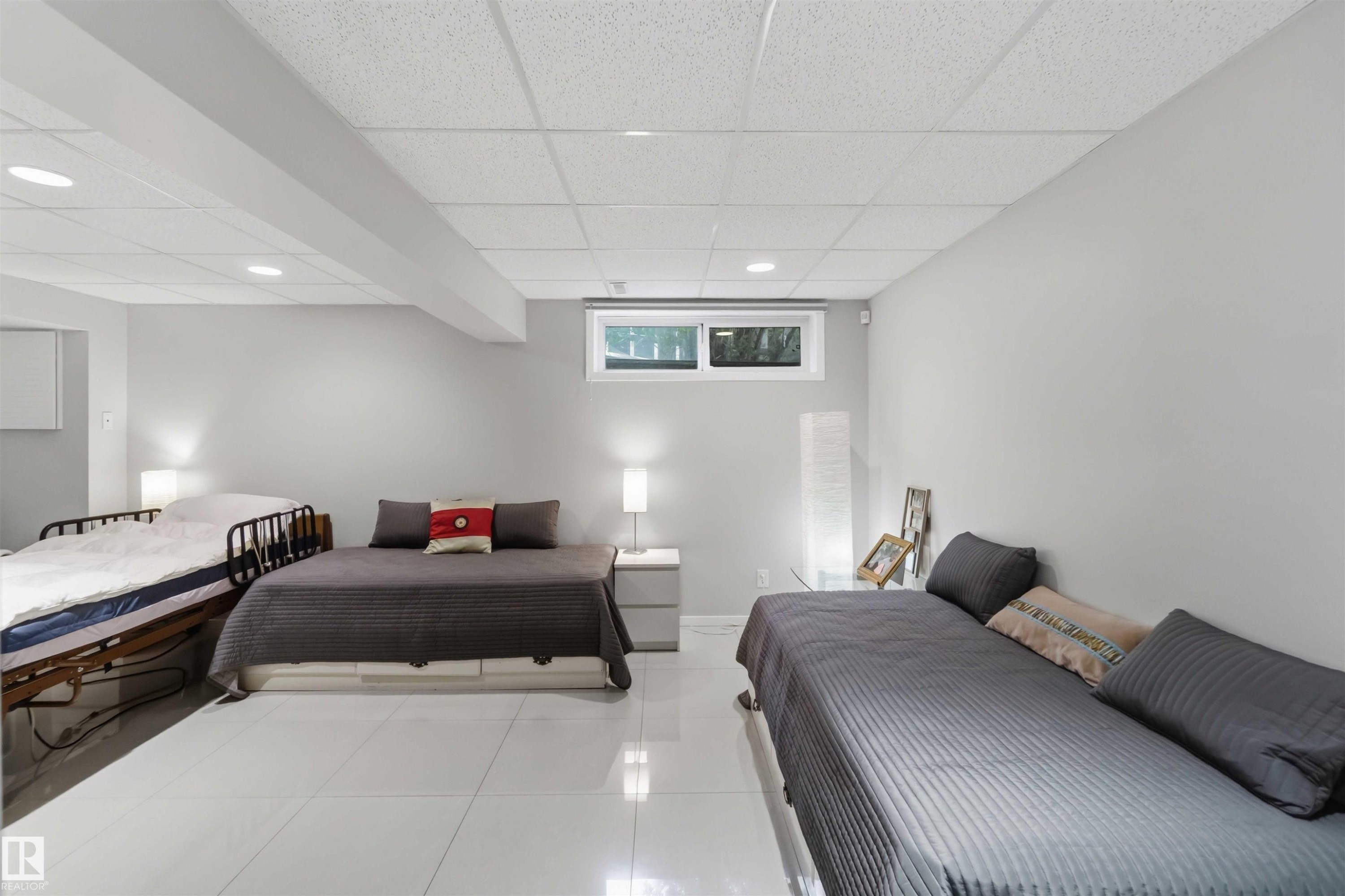 1832 104A Street Nw, Edmonton, AB - Indoor