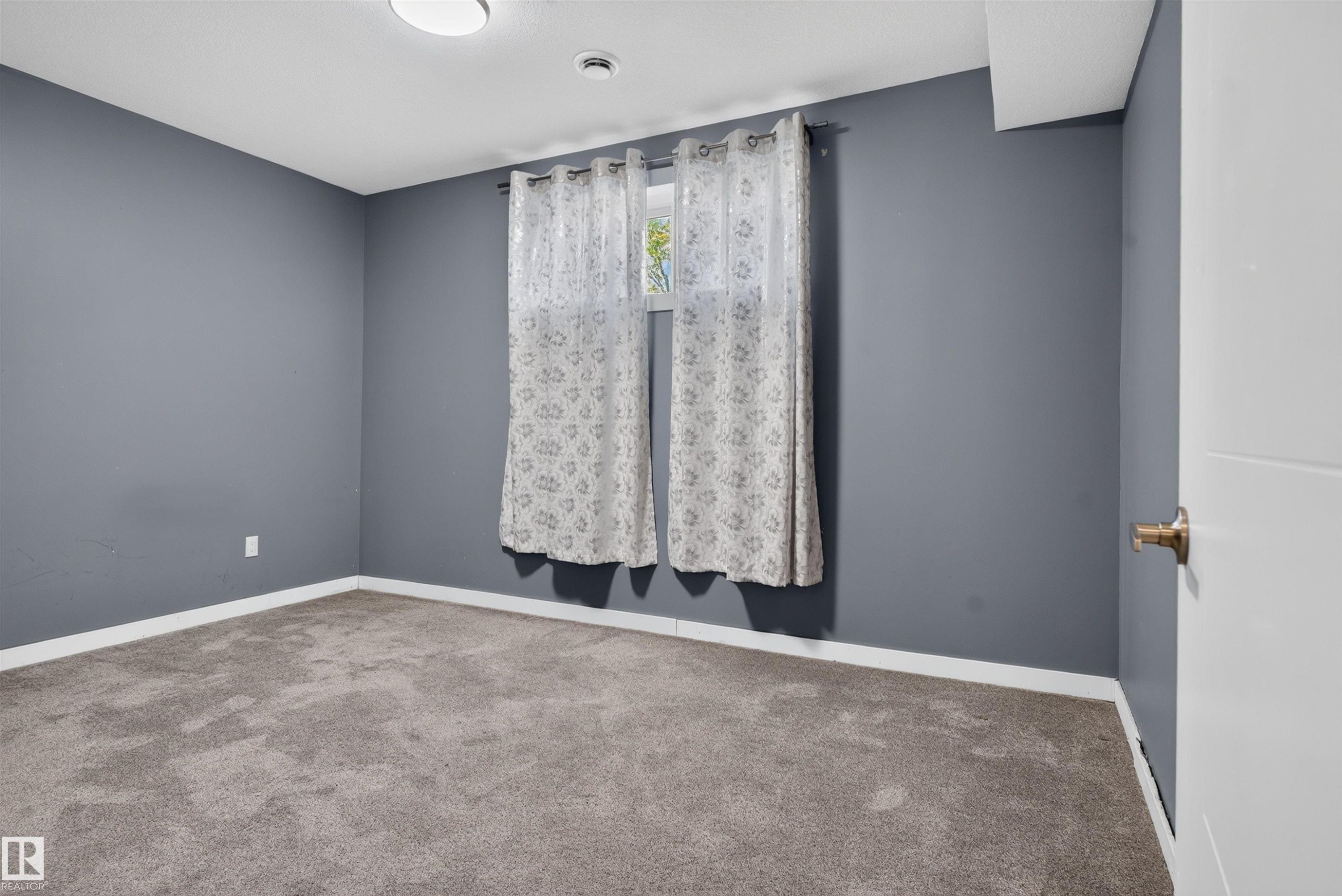 Empty room - 704 39 Street, Edmonton, AB