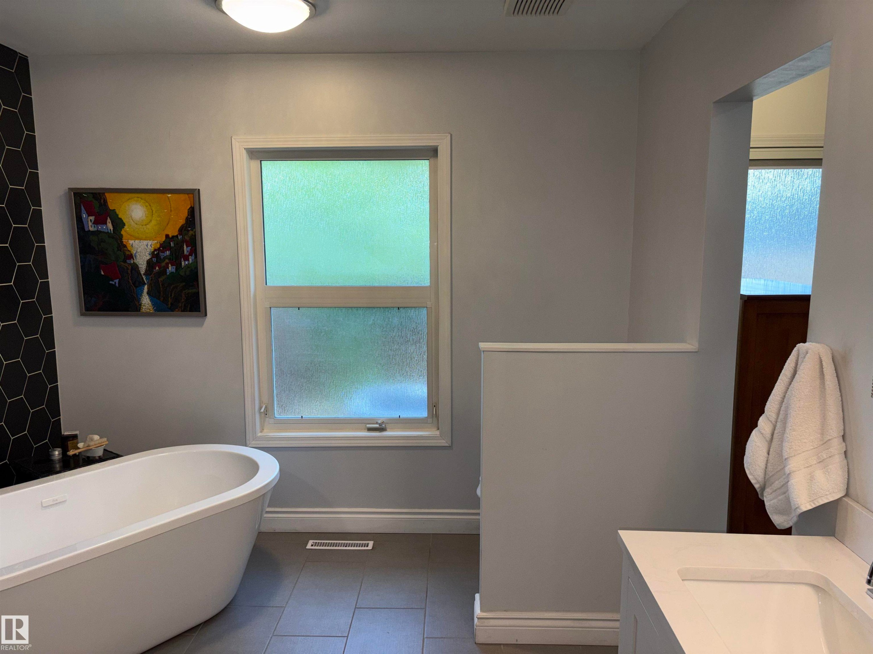 Bathroom - 14016 85 Avenue Nw, Edmonton, AB - Indoor Photo Showing Bathroom