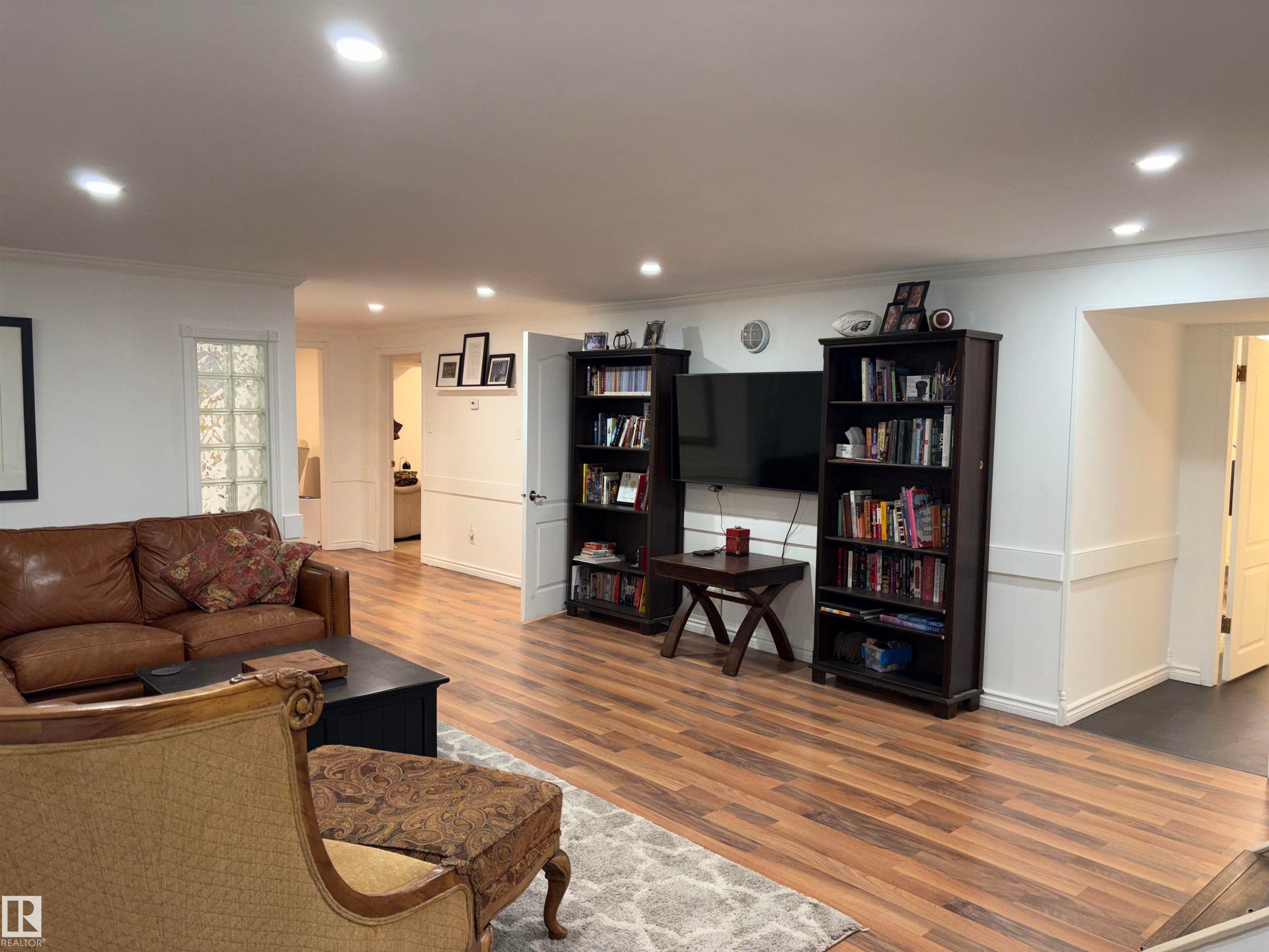 14016 85 Avenue Nw, Edmonton, AB - Indoor Photo Showing Living Room