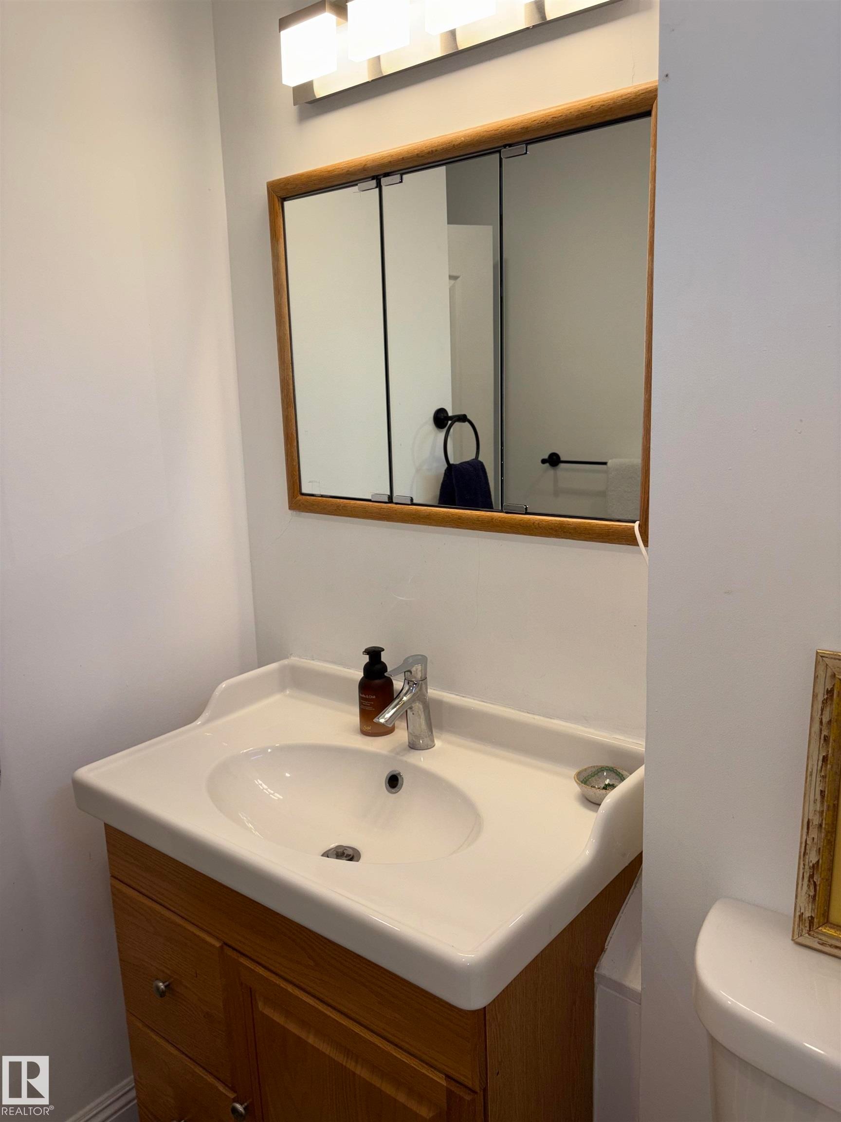 14016 85 Avenue Nw, Edmonton, AB - Indoor Photo Showing Bathroom