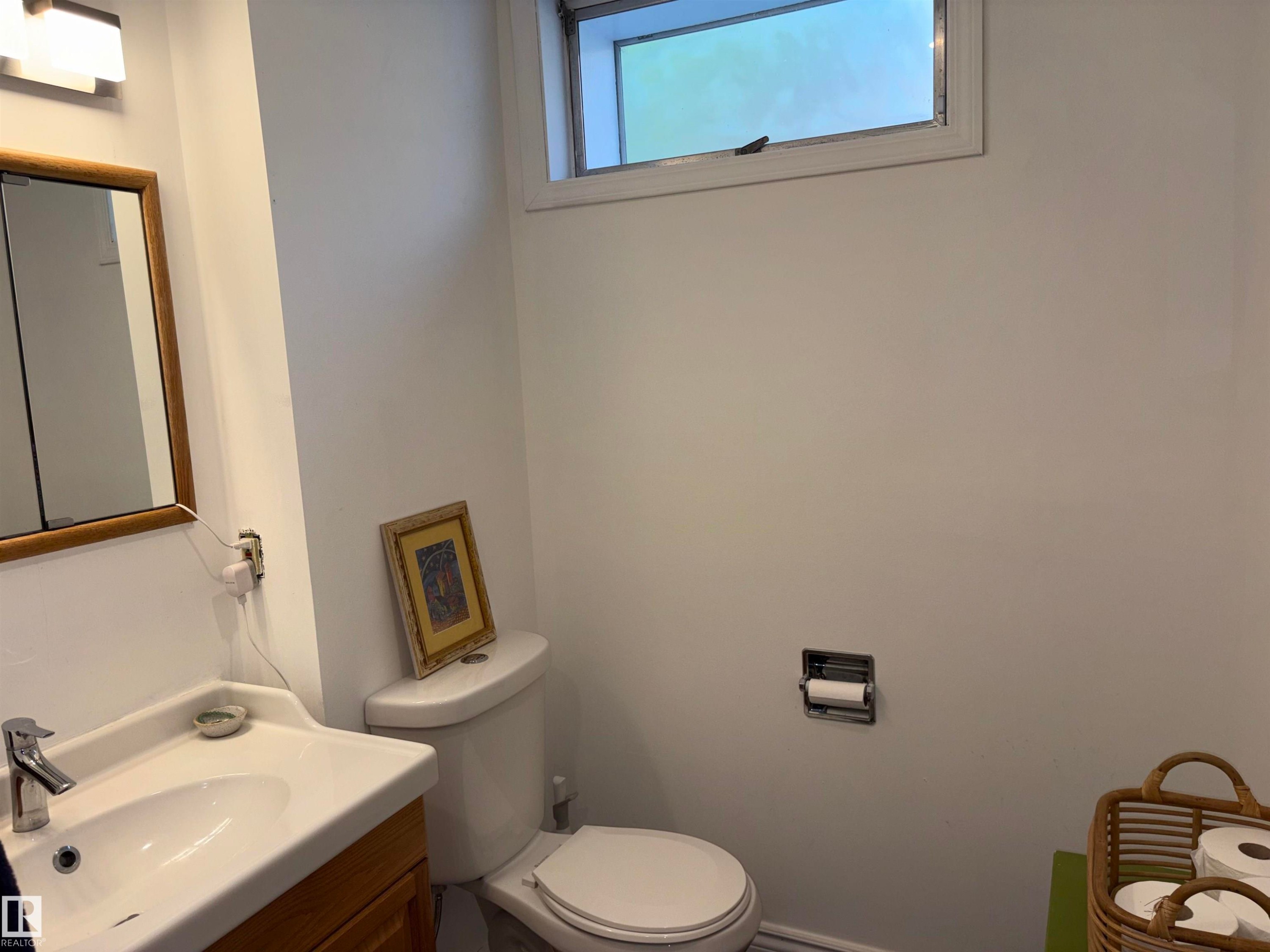 14016 85 Avenue Nw, Edmonton, AB - Indoor Photo Showing Bathroom
