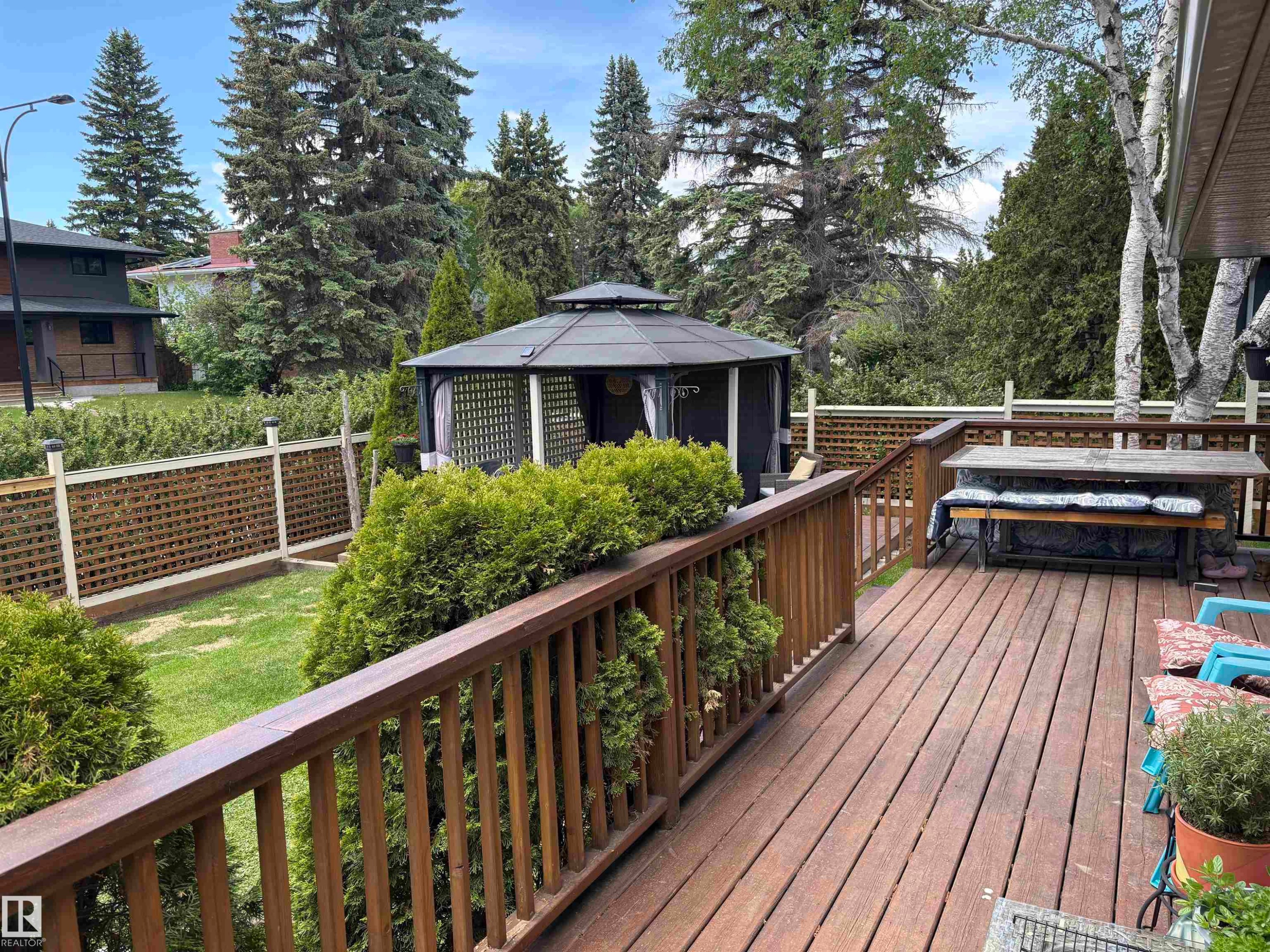 Expansive wood deck with a built-in bench, offering ample space for outdoor enjoyment - 14016 85 Avenue Nw, Edmonton, AB - Outdoor With Deck Patio Veranda