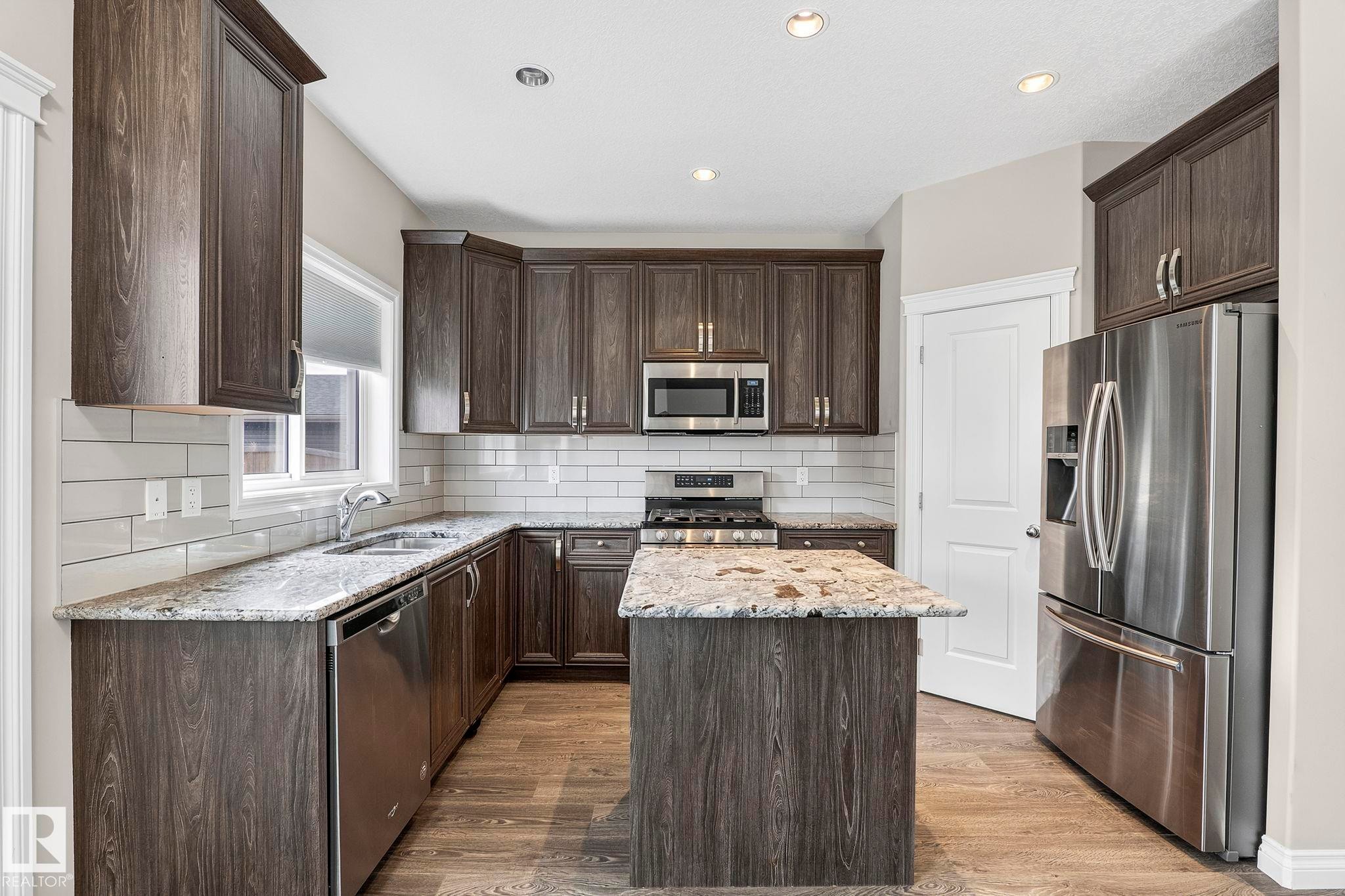 Kitchen - 6927 Cardinal Wynd Sw, Edmonton, AB - Indoor Photo Showing Kitchen With Upgraded Kitchen